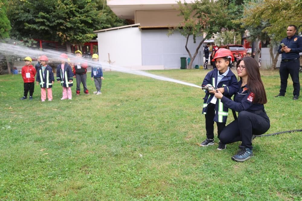 İtfaiyecilik Haftası’nda miniklere uygulamalı eğitim!