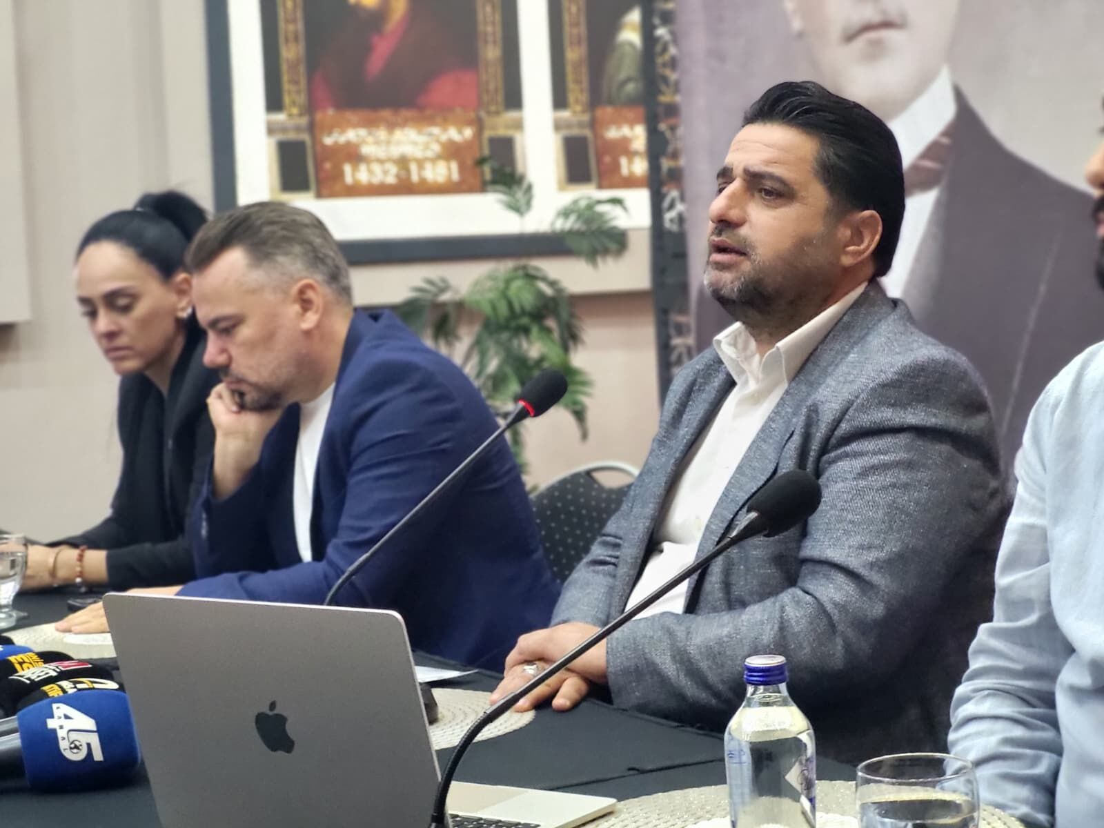 “İki Buçuk Yıldır Bir Tane Hizmet Gösterin” (2)