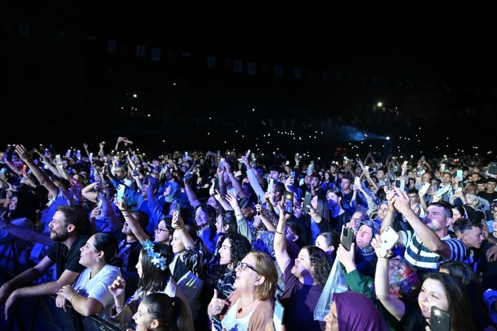 Işın Karaca'dan Gördes'te Unutulmaz Konser! (3)