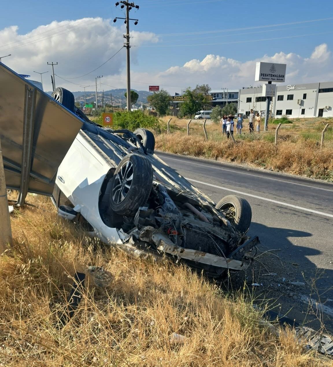 Manisa Denizli Karayolunda Feci Kaza Otomobil Takla Attı! (1)