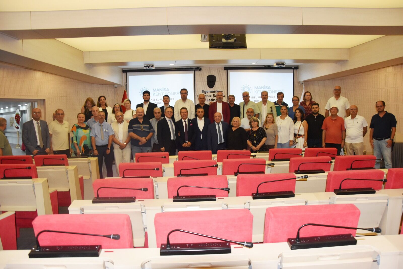 Manisa Kent Konseyi’nde Hakkı Bayraktar Yeniden Başkan Seçildi (1)