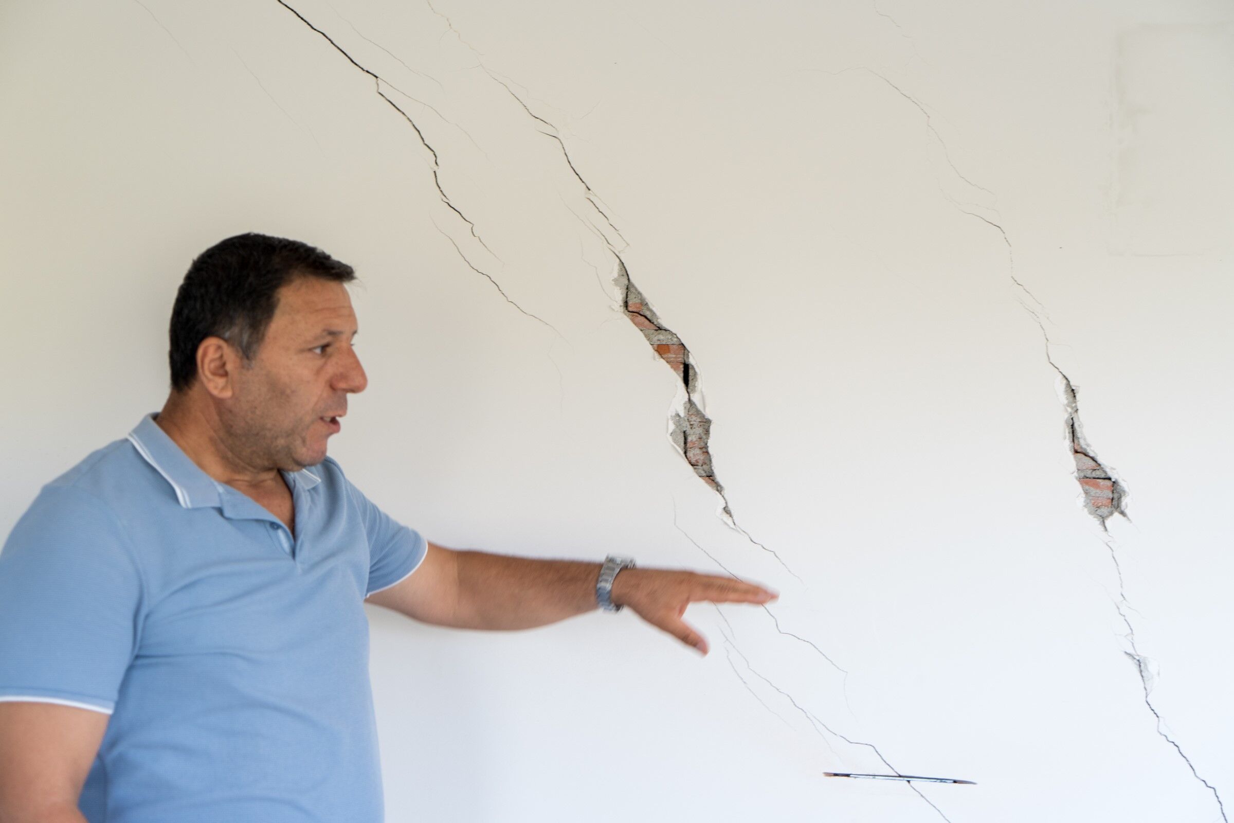 Manisa'da Apartman Tehlike Saçıyor! (3)