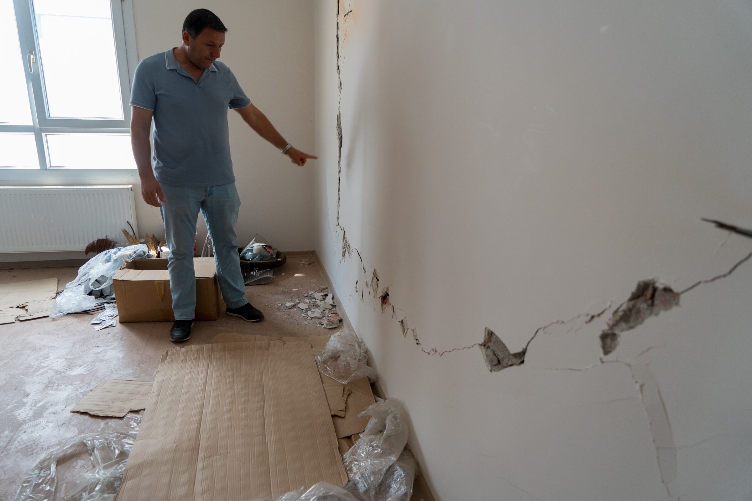 Manisa'da Apartman Tehlike Saçıyor! (4)