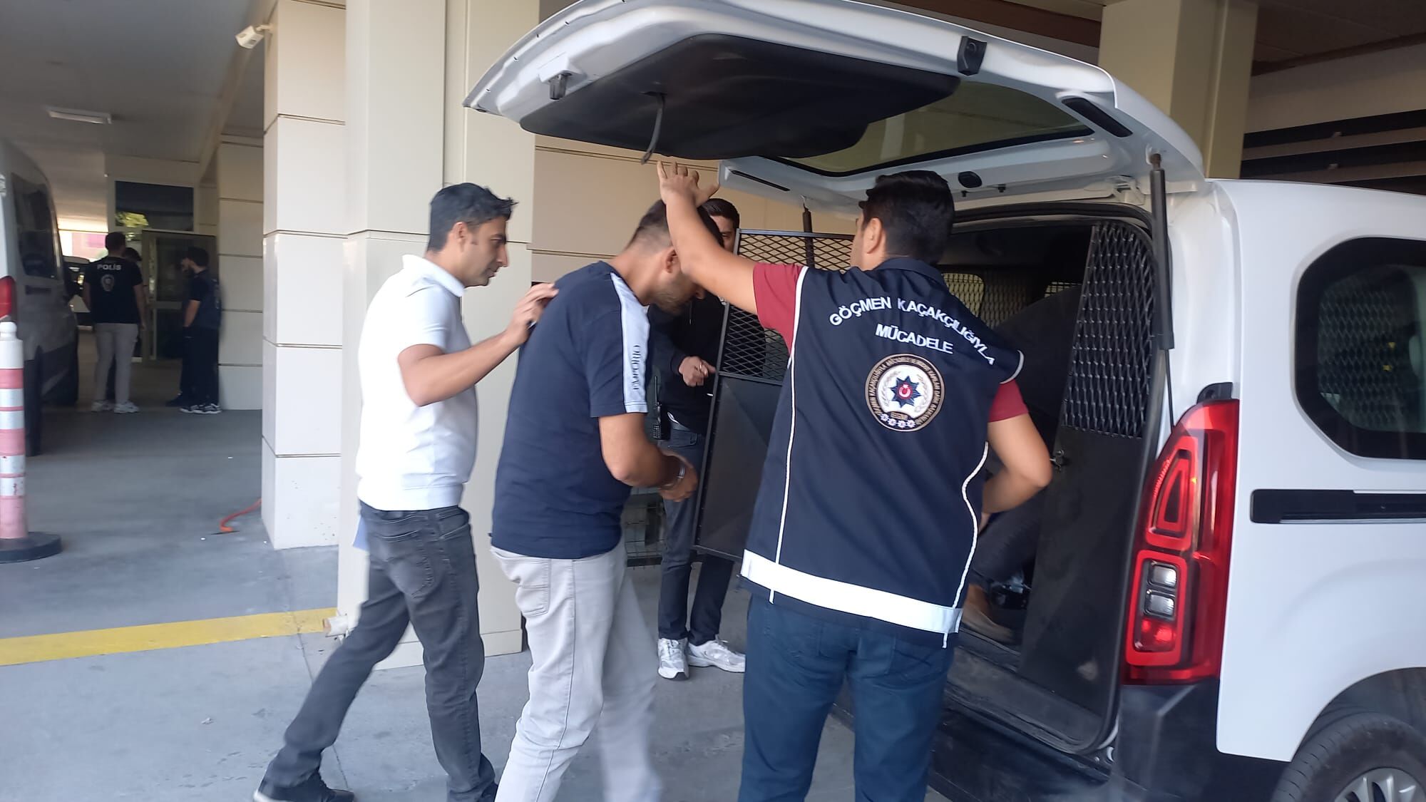 Manisa'da Insan Kaçakçılarına Darbe 2 Şüpheli Gözaltına Alındı (1)