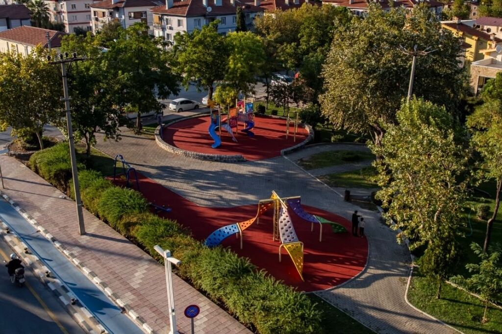 Manisa’da Yıpranan Park Zeminleri Yenileniyor (2)