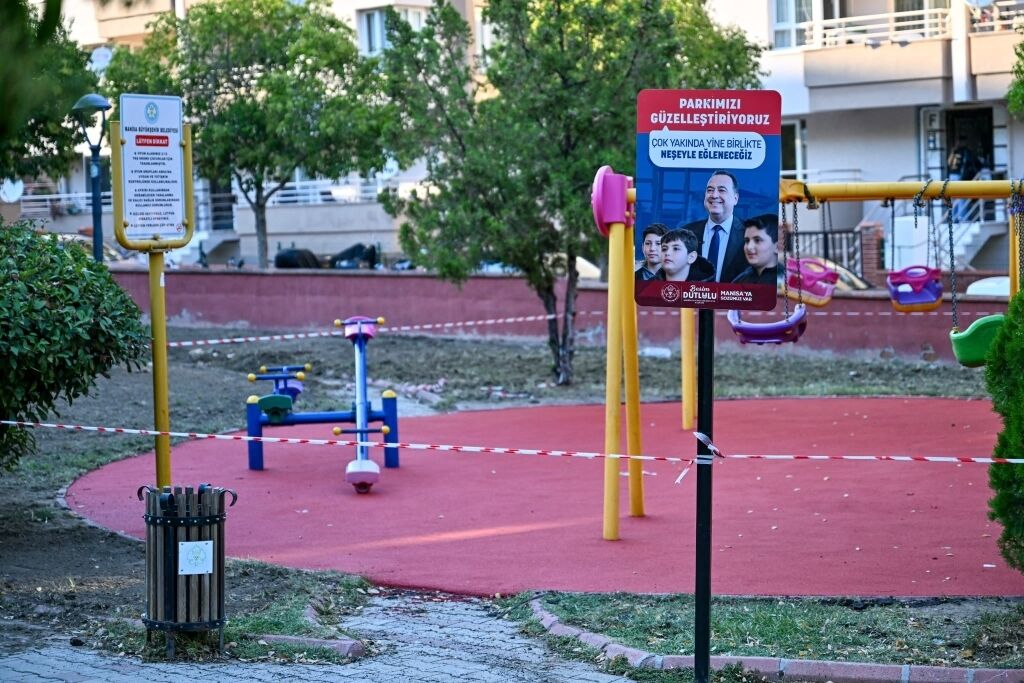 Manisa’da Yıpranan Park Zeminleri Yenileniyor (3)