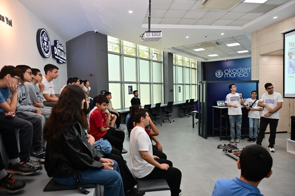 Manisalı Gençler Robotik Teknolojileri Yakından Inceledi (2)