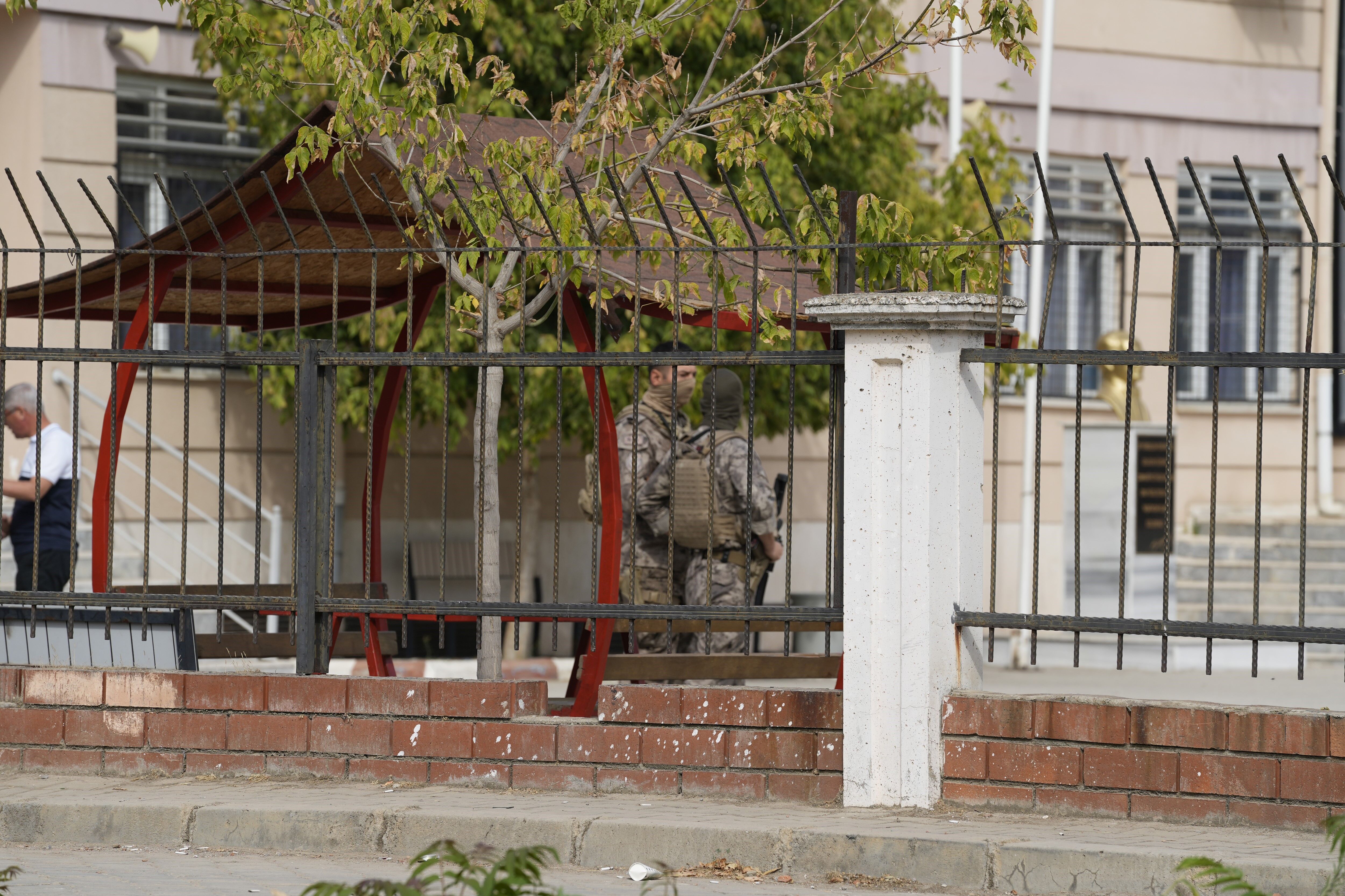 Manisa’nın Turgutlu Ilçesinde 11 Öğrencinin Yaralandığı Lise Yakınındaki Silahlı Saldırıyla Ilgili Soruşturma Derinleşirken, Gözaltı Sayısı 10’A Yükseldi. (2)