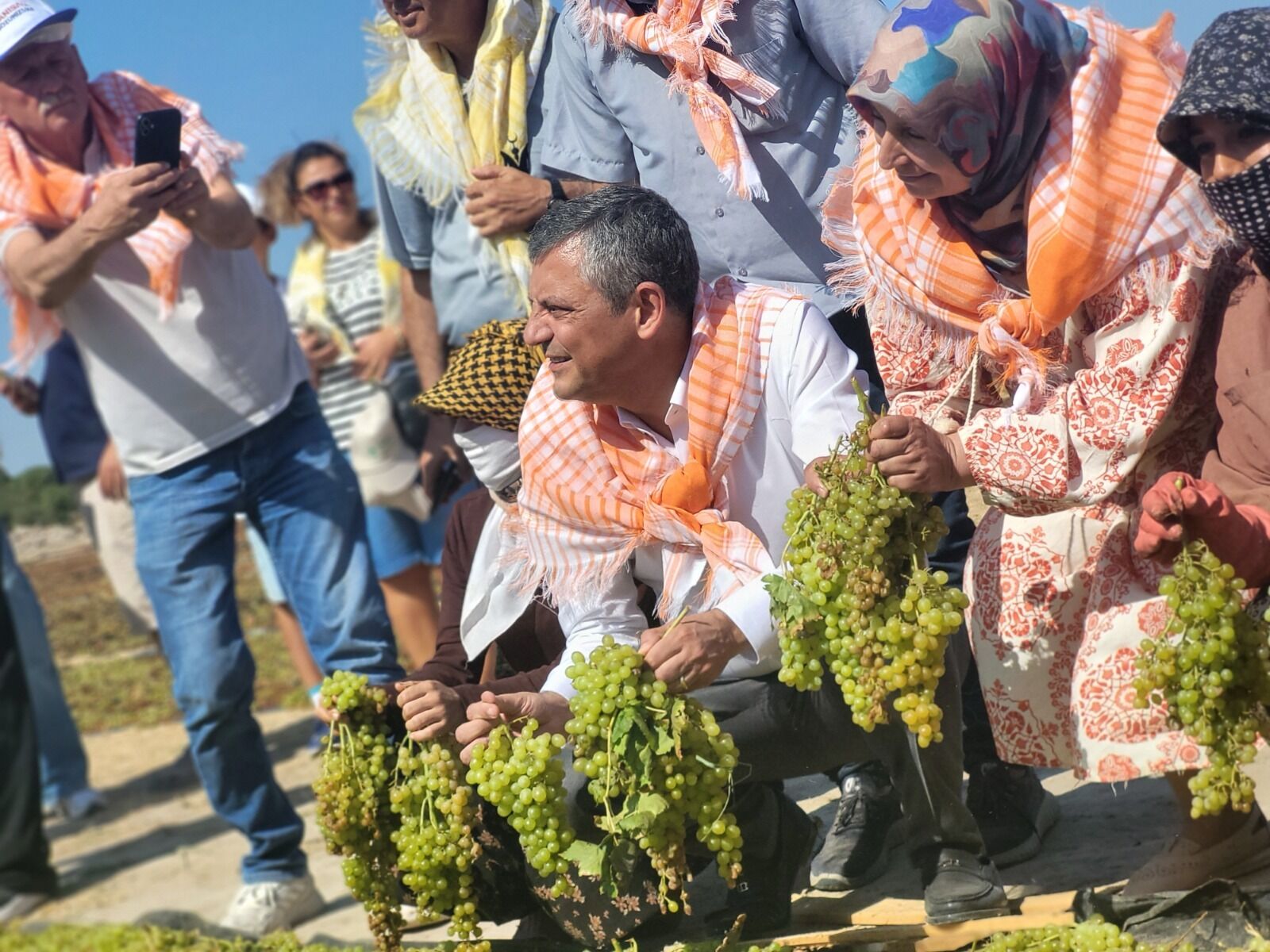 Özgür Özel’den Üzüm Üreticisine Destek Mesajı “Bu Sorunu Evelallah Biz Çözeriz” (2)