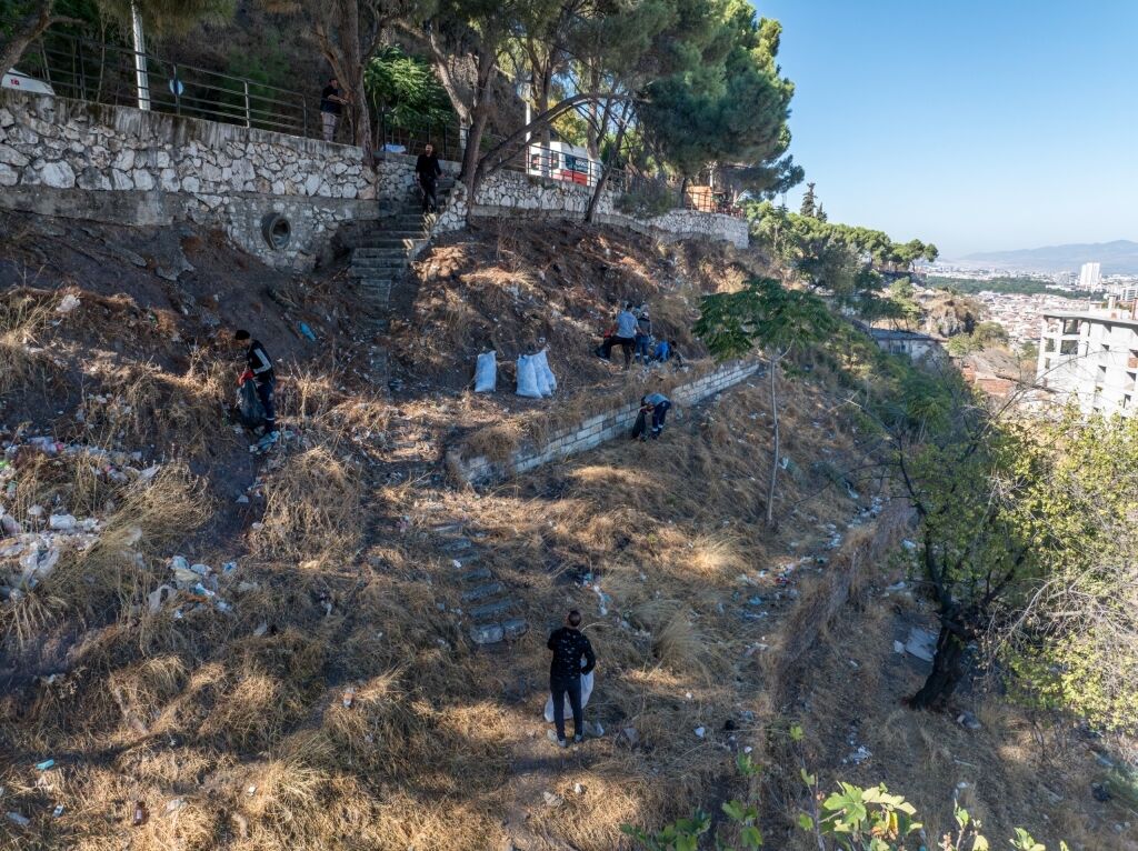 Spil Dağı Eteklerinde Kapsamlı Temizlik Çalışması (2)