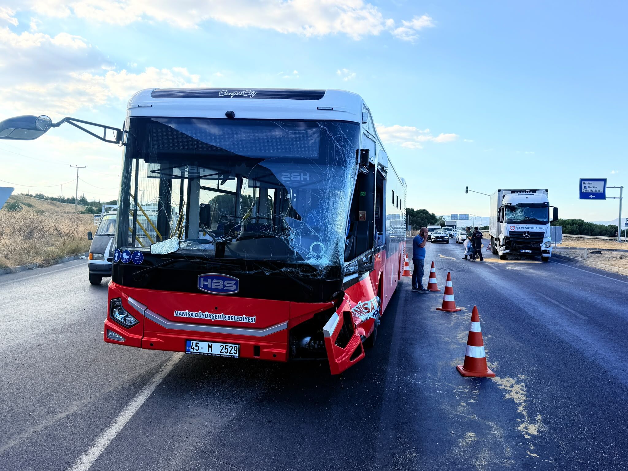 Manisa'da halk otobüsü ile tır çarpıştı! 1 yaralı-.1