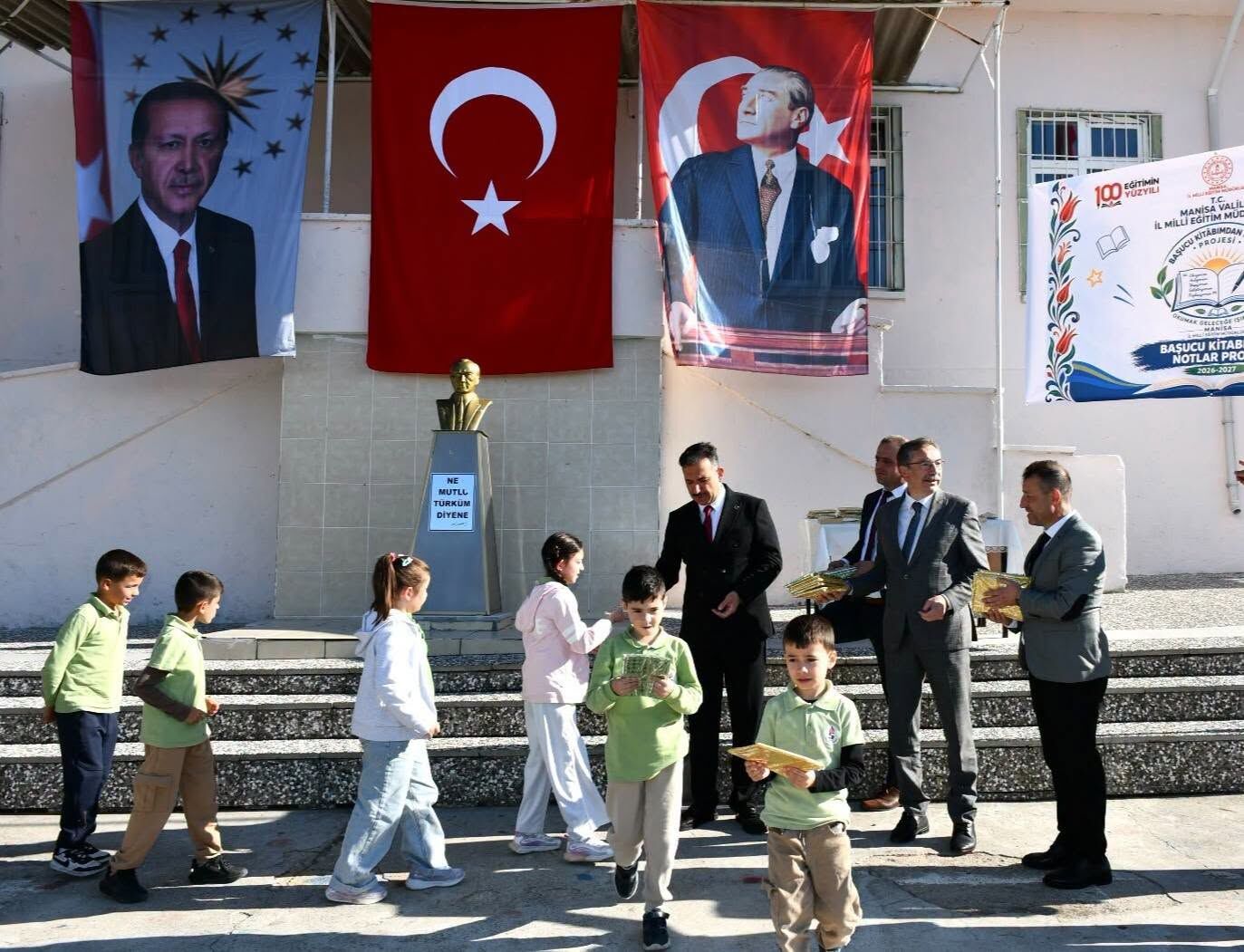 Manisa'da kitap okuma etkinliği düzenlendi-1