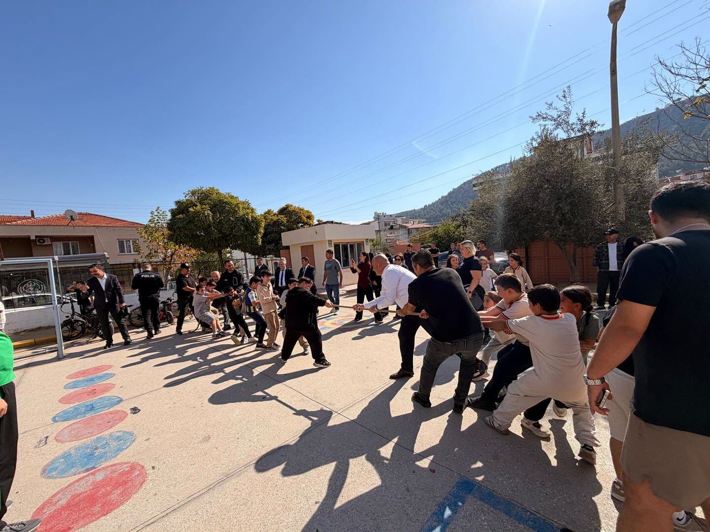 Kaymakam ve Başkan Masa Tenisinde Karşı Karşıya