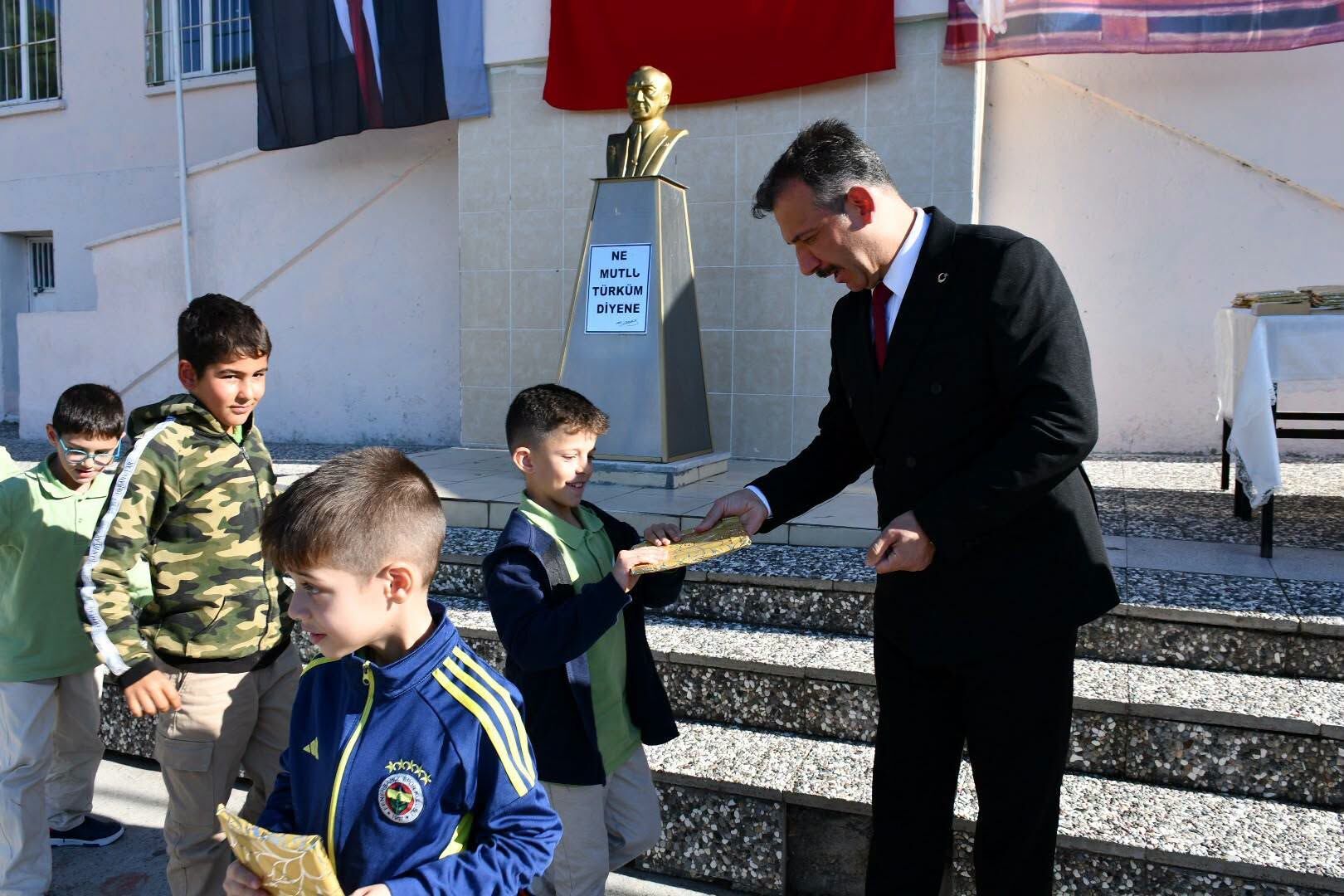 Manisa'da kitap okuma etkinliği düzenlendi-2