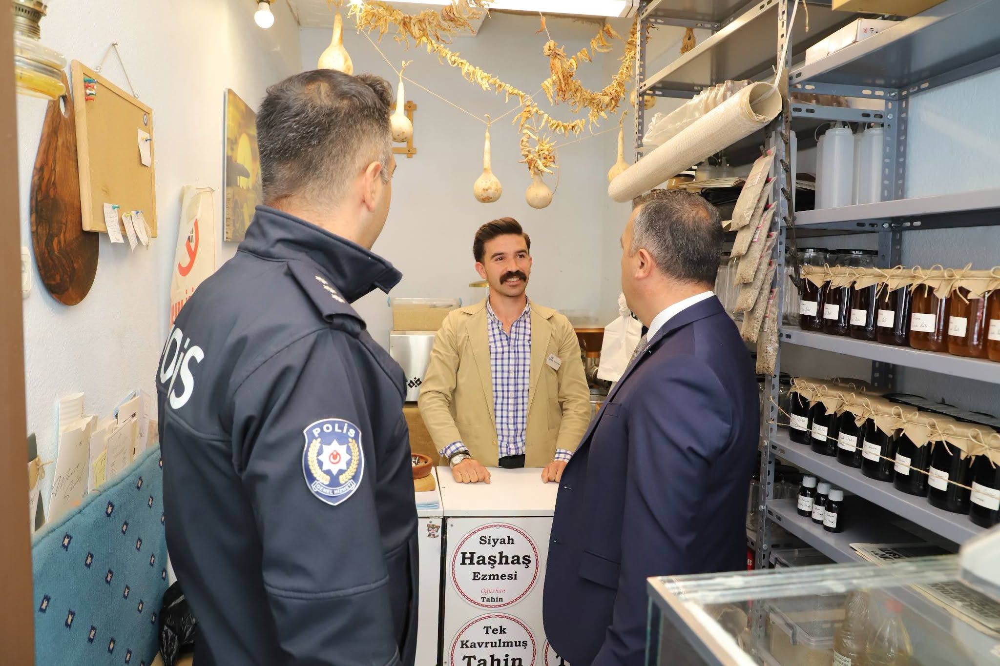 Demirci Kaymakamı Bayram esnaf ziyaretlerini sürdürüyor!-1