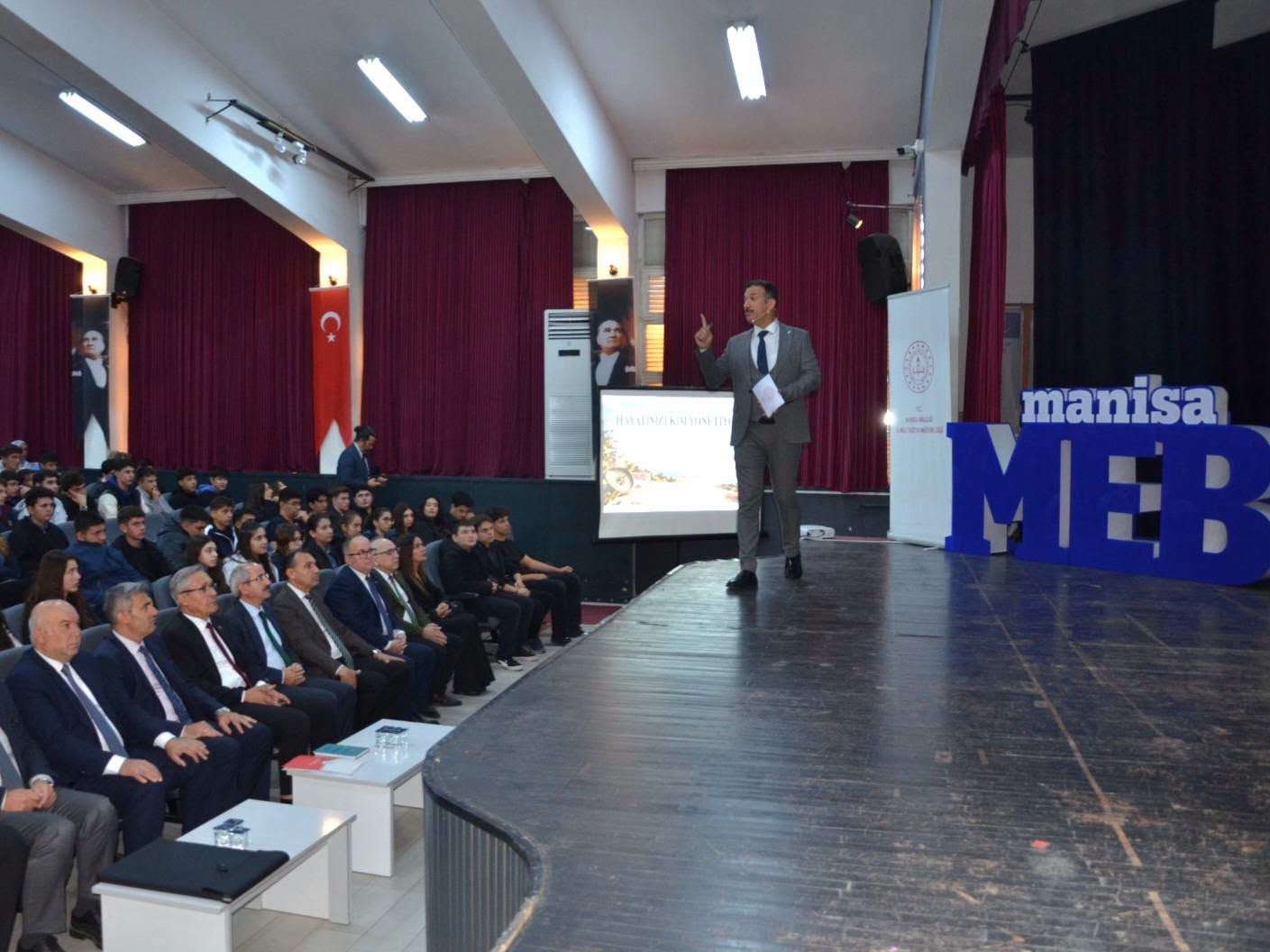 Manisa İl Milli Eğitim Müdürü Uğurelli Salihli’de öğrenciler ve öğretmenlerle buluştu