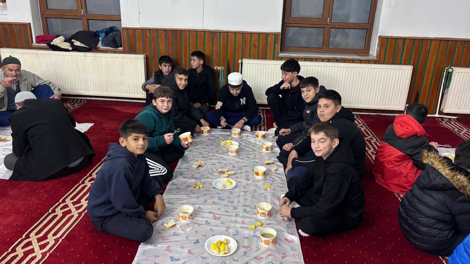 Kırkağaç’ta Gençler Sabah Namazında Bir Araya Geldi.1