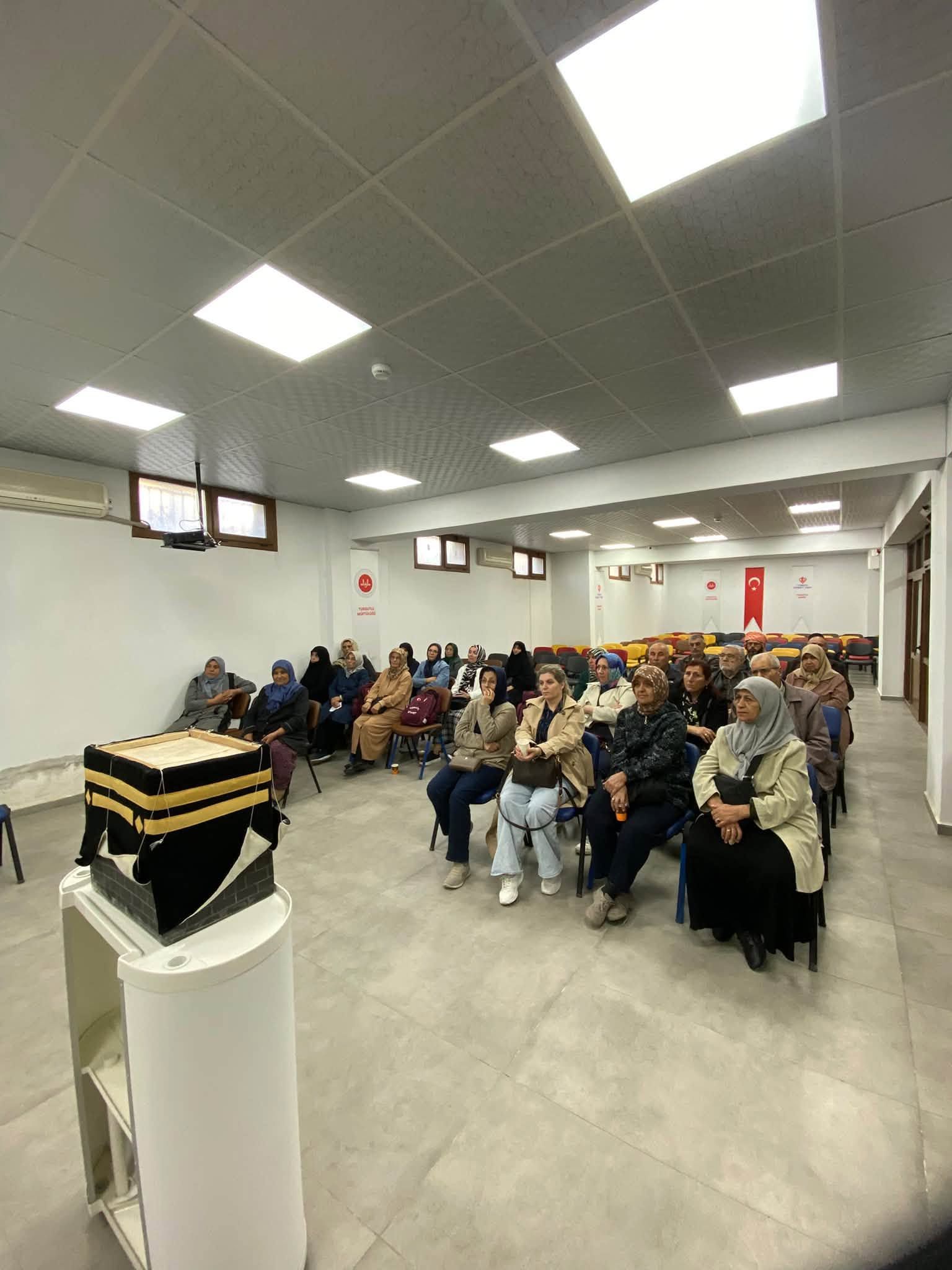 Turgutlu’da umre adaylarına bilgilendirme semineri düzenlendi-.1