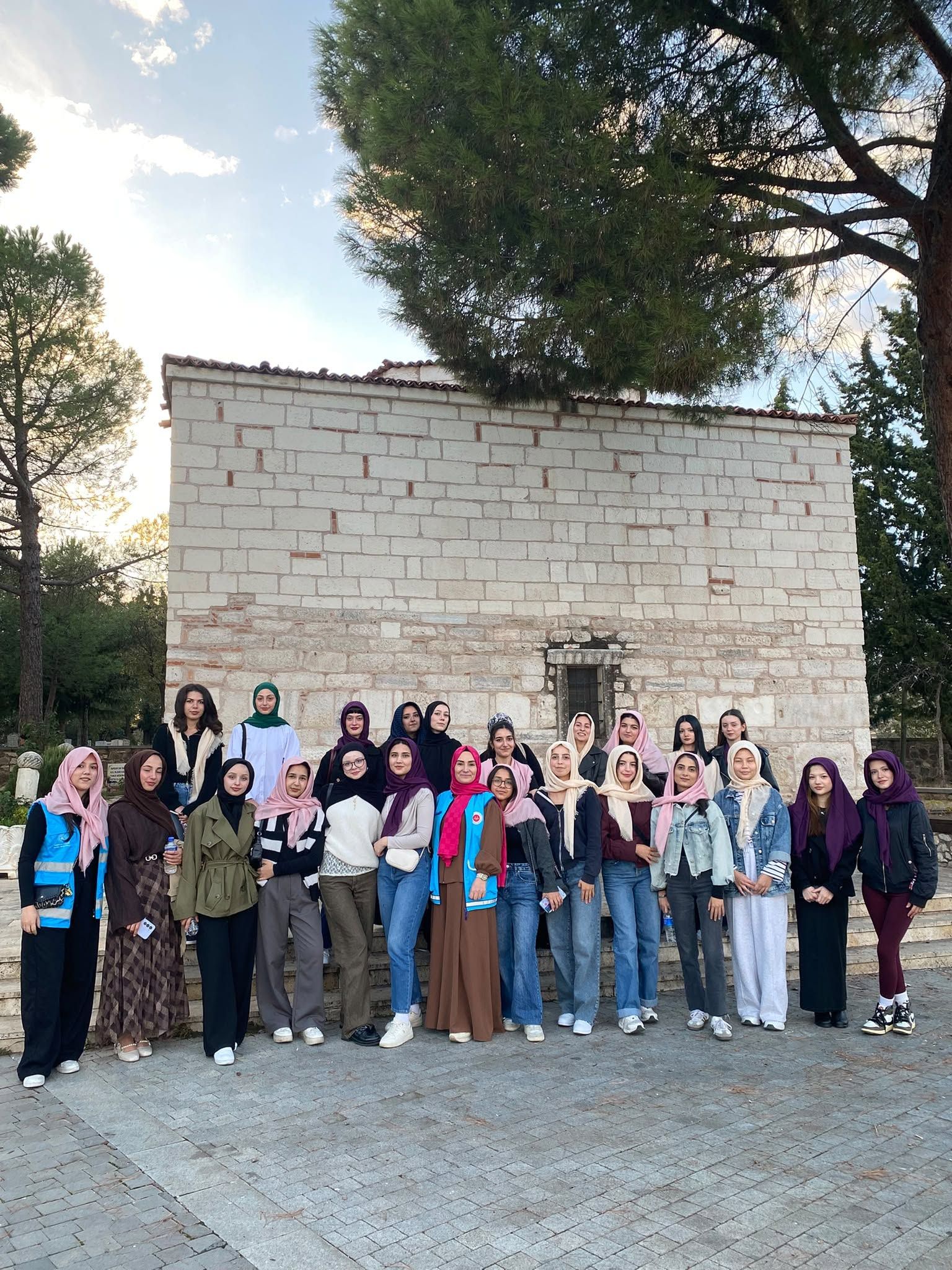 Kula’da üniversite öğrencileri Yunus Emre Türbesi’ni ziyaret etti-.1