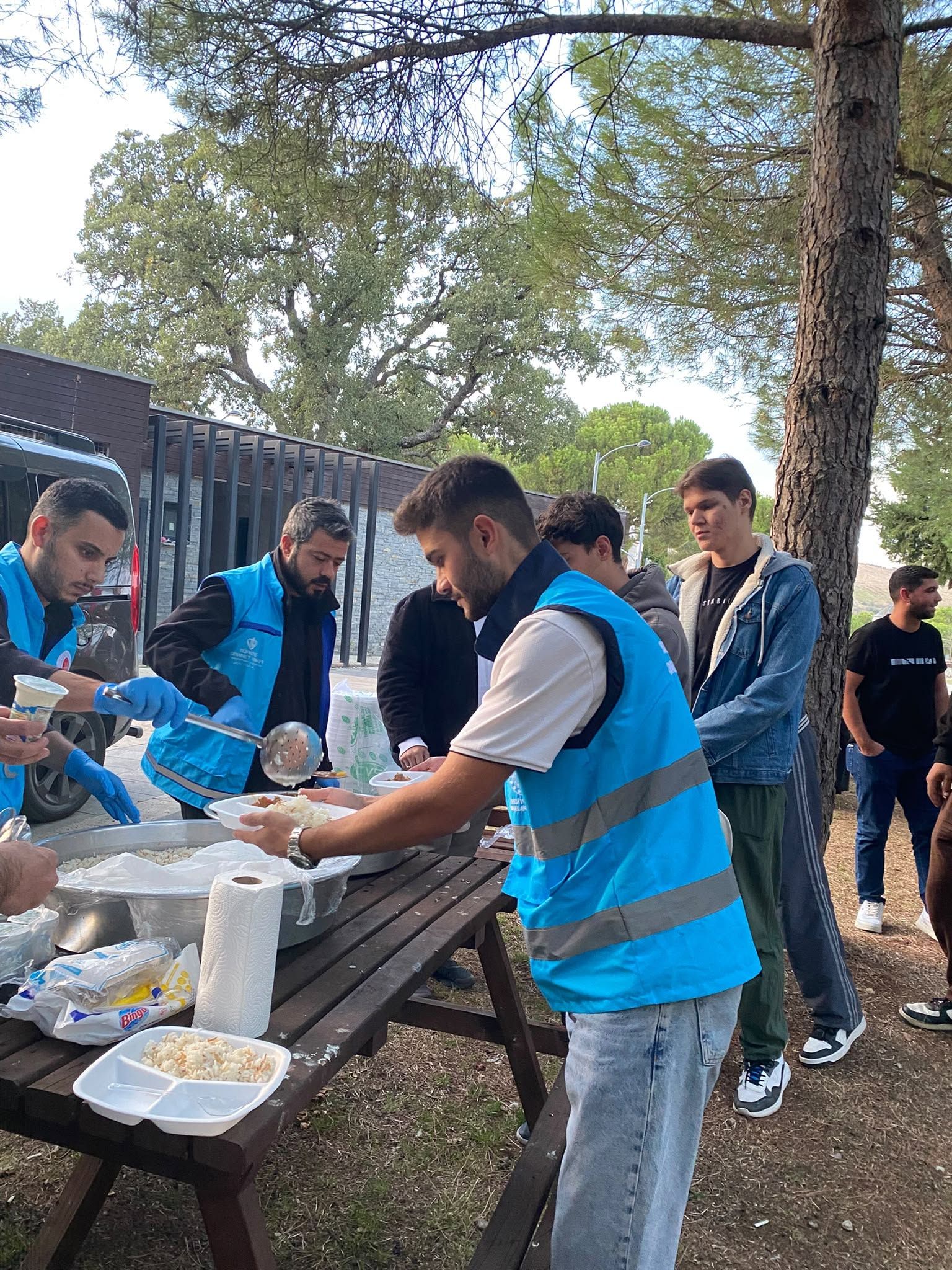 Kula’da üniversite öğrencileri Yunus Emre Türbesi’ni ziyaret etti-.2.3