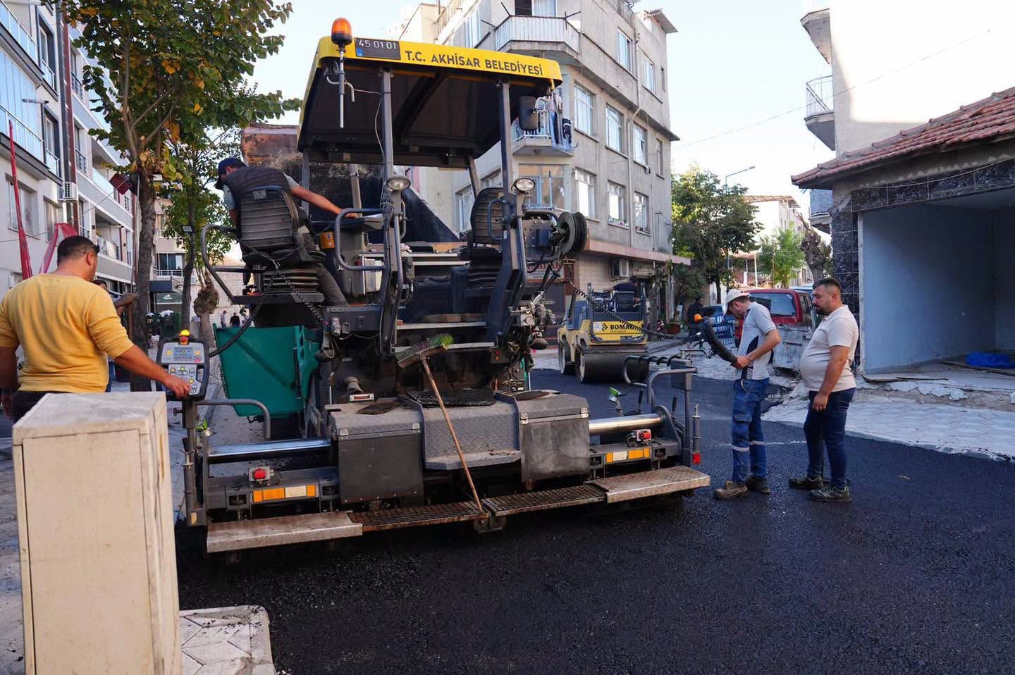 Akhisar’da 3 Kilometrelik Yolda Sıcak Asfalt Çalışması Başladı-.1