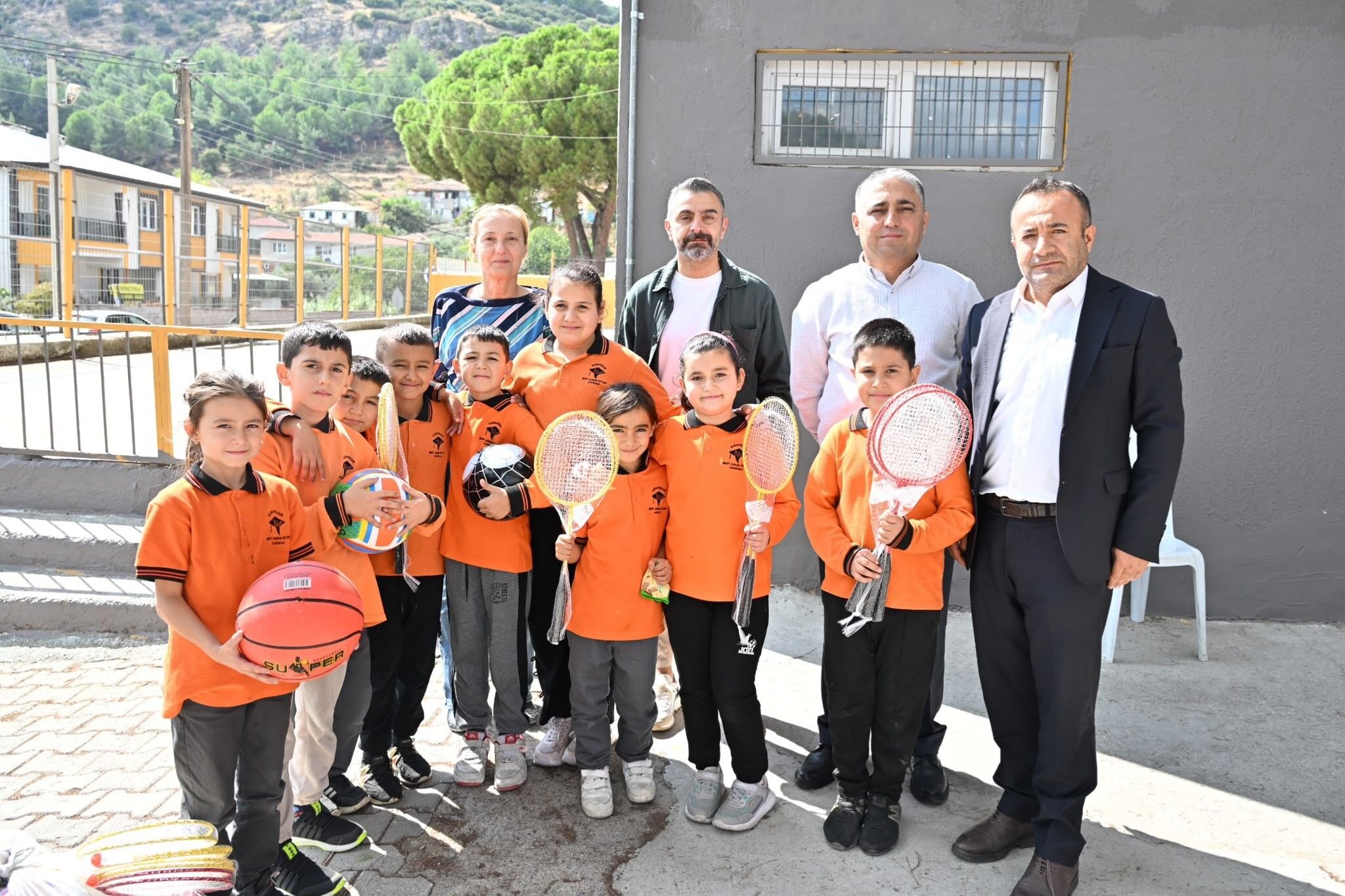 Manisa'da kırsaldaki öğrenciler unutulmadı-.1.1