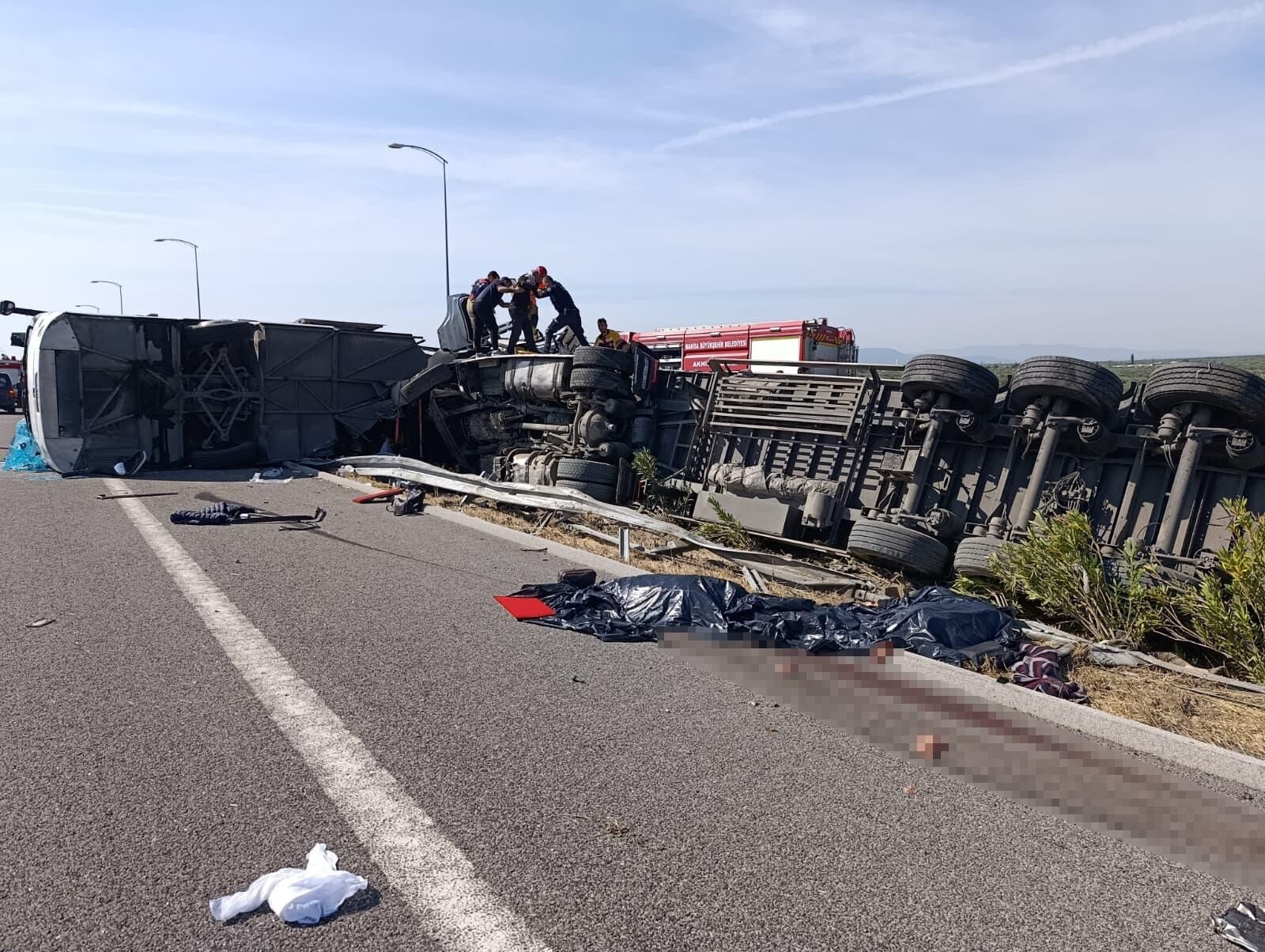 Manisa'da otobüs ile tır çarpıştı! Ölü ve yaralılar var-.2.12