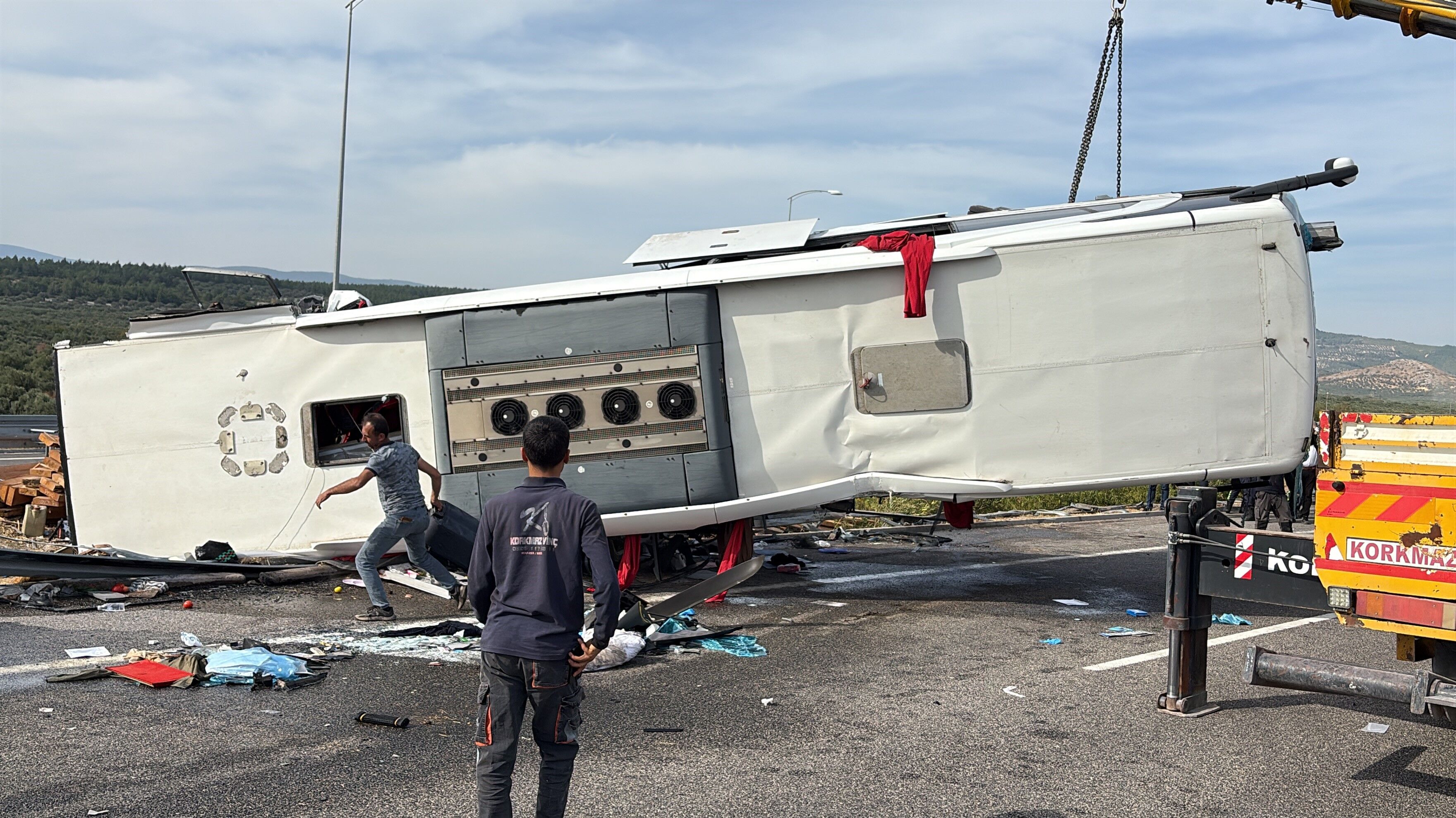Manisa'daki Feci Kazada Hurdaya Dönen Araçlar Çekicilerle Kaldırılıyor-.3.1