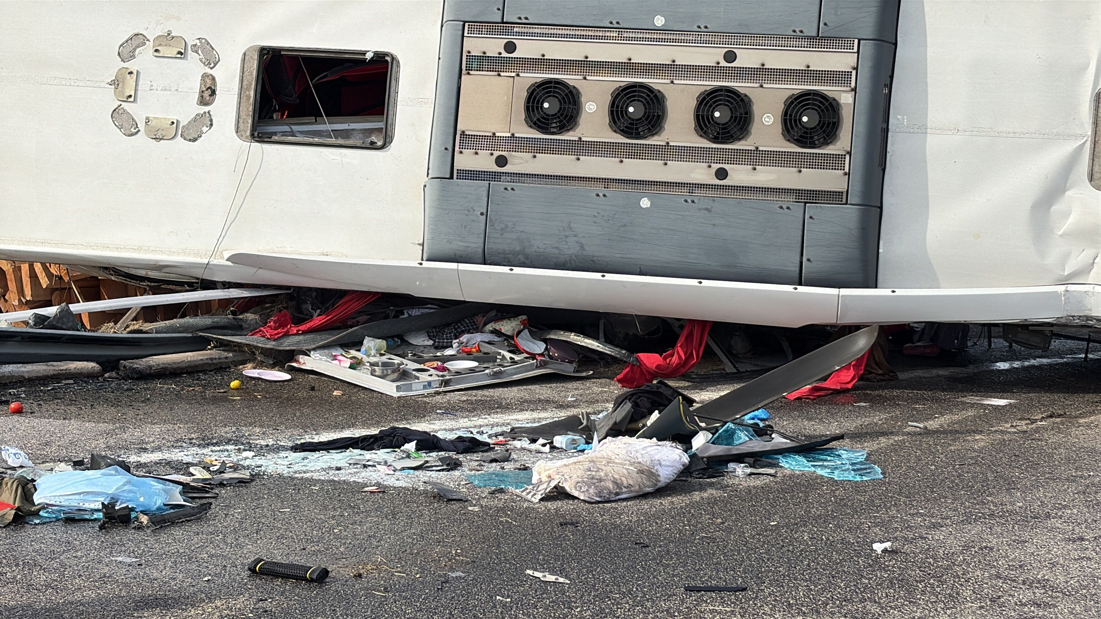 Manisa'daki Feci Kazada Hurdaya Dönen Araçlar Çekicilerle Kaldırılıyor-.1