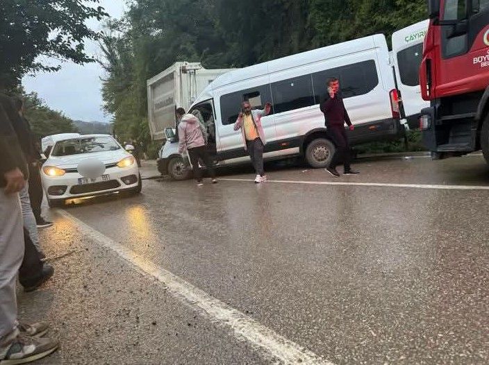 Minibüs ile kamyon çarpıştı: Ölü ve yaralılar var!