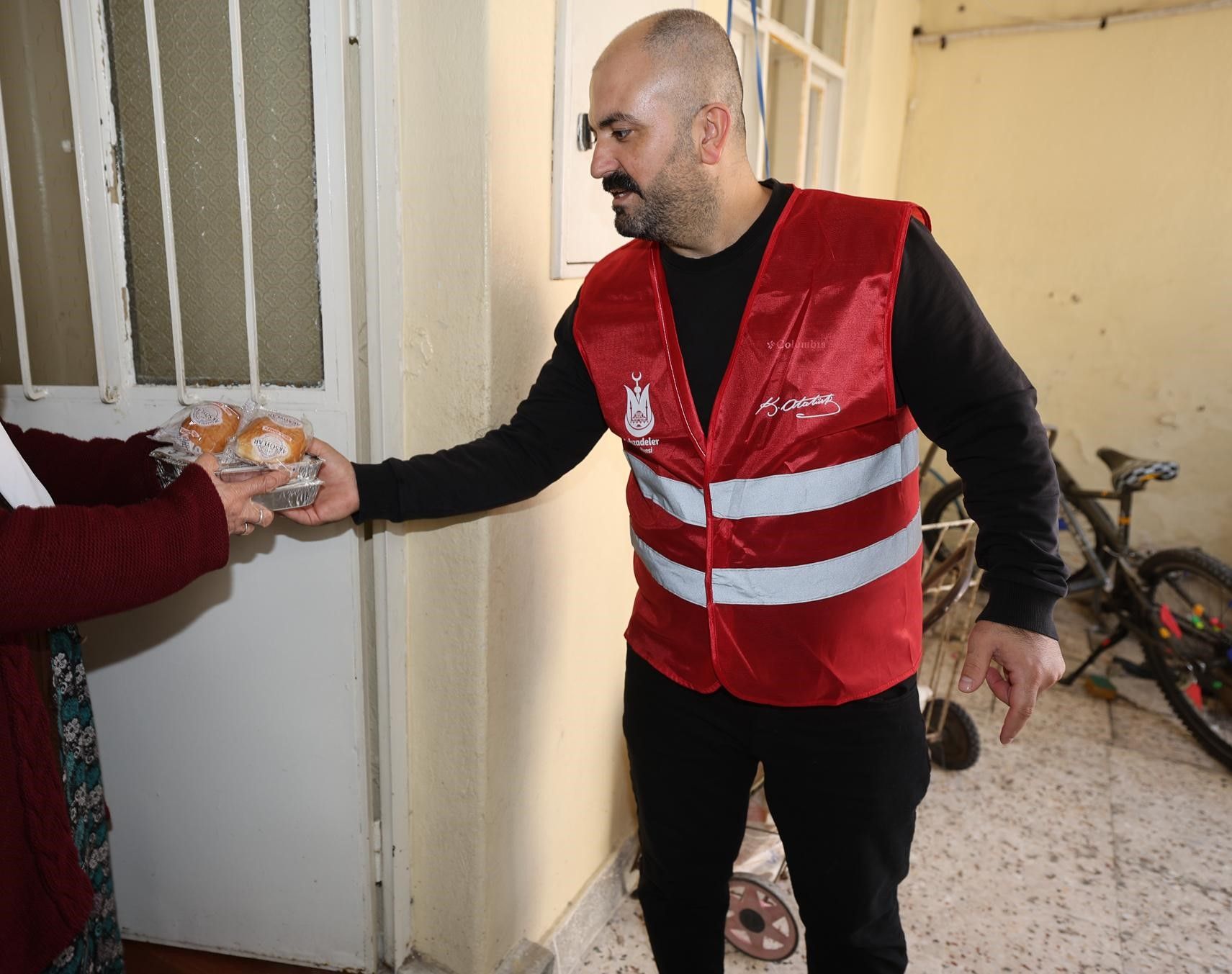 Şehzadeler'de 500 kişiye sıcak yemek desteği