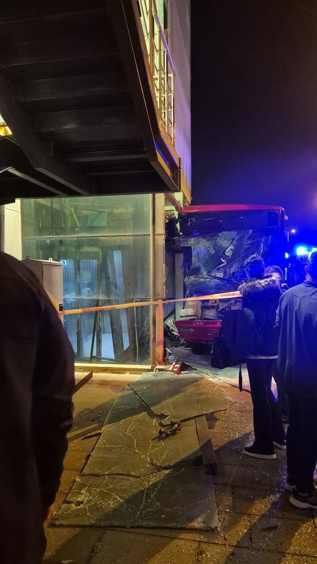 Ego Otobüsü Üst Geçit Asansörüne Çarptı Çok Sayıda Yaralı (1)