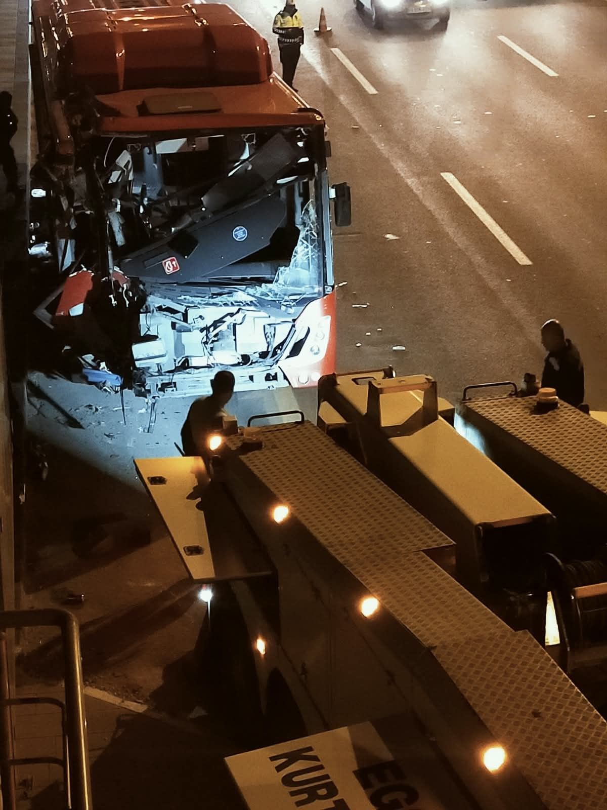 Ego Otobüsü Üst Geçit Asansörüne Çarptı Çok Sayıda Yaralı (3)