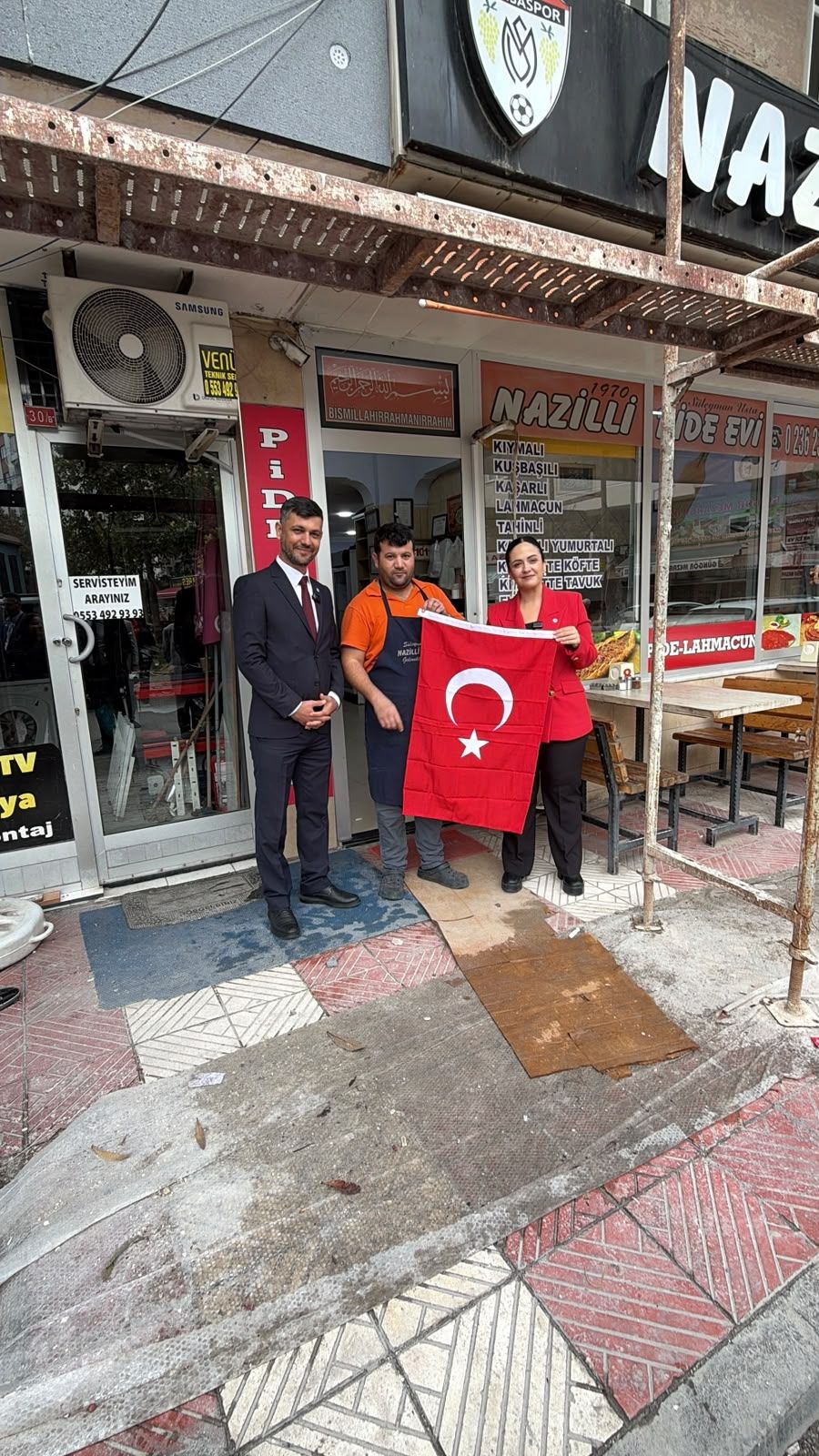 Gözde Aytaç, Esnafın Cumhuriyet Bayramını Kutladı (2)