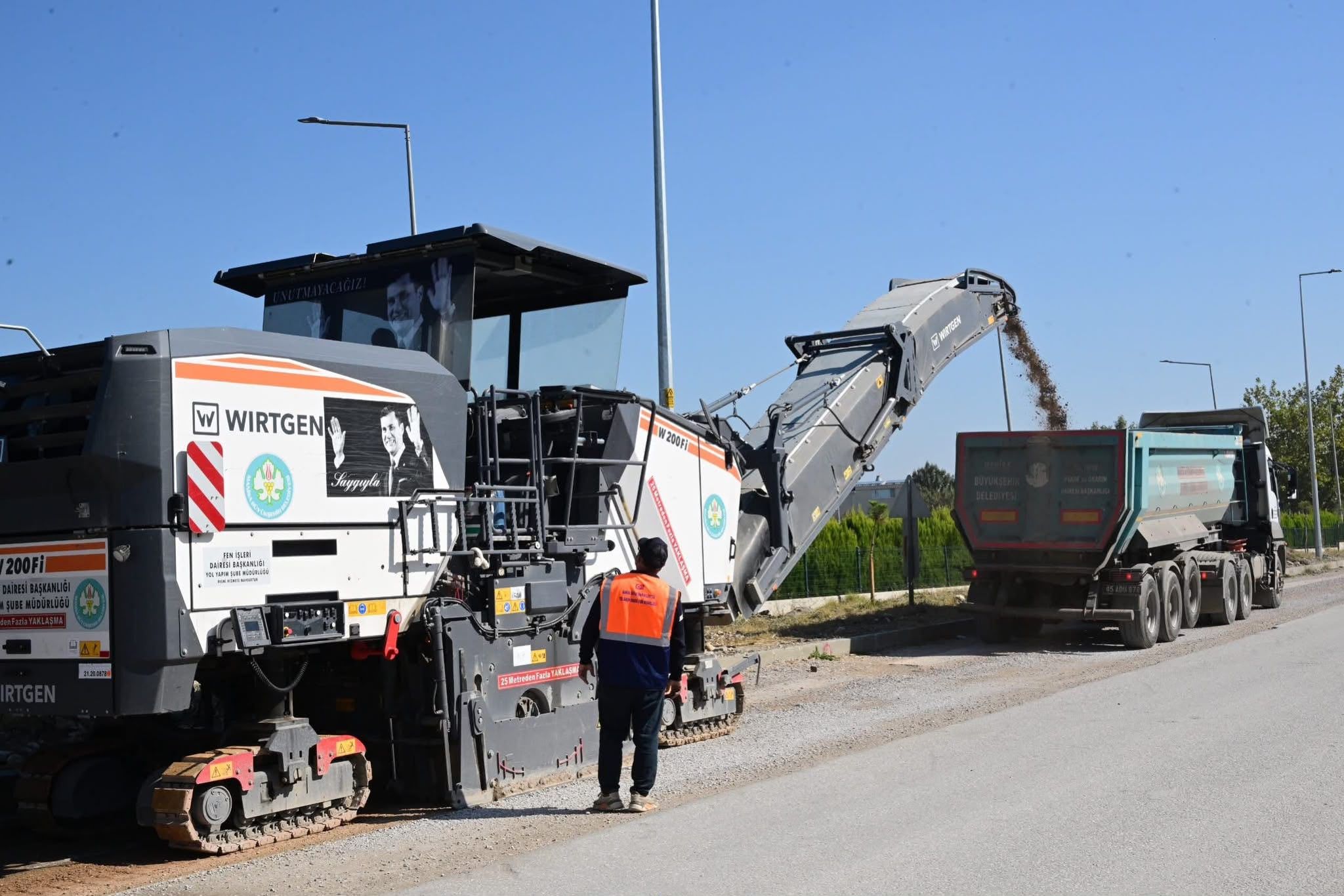 İki Sanayi Bölgesini Birleştiren Eski Menemen Yolu’nda Asfalt Seferberliği! (4)