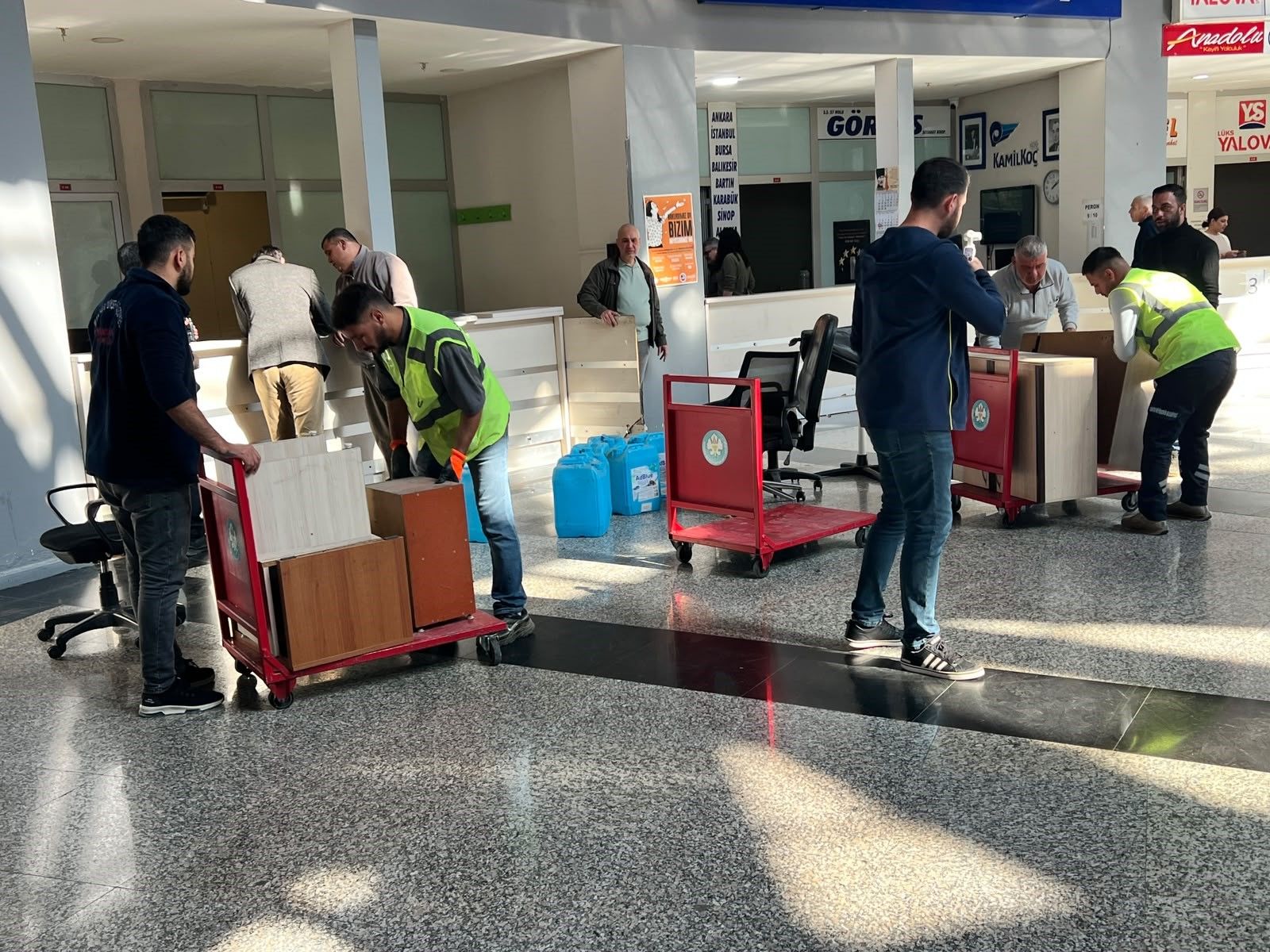 Manisa Otogarı'nda Tahliye Krizi Tatlıya Bağlandı (2)