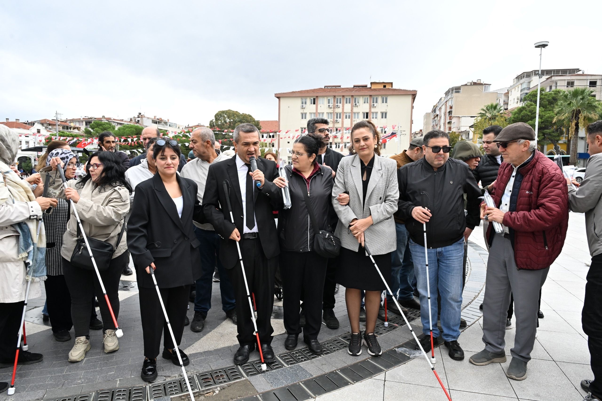 Manisa’da 'Beyaz Bastonla' Farkındalık Yürüyüşü! (1)