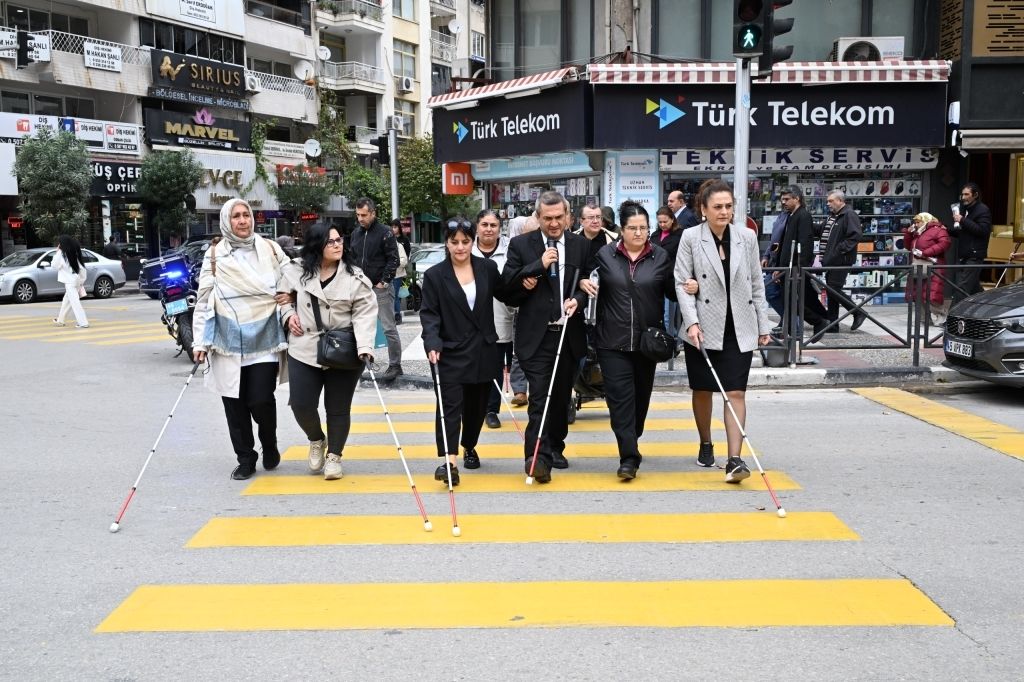 Manisa’da 'Beyaz Bastonla' Farkındalık Yürüyüşü! (2)