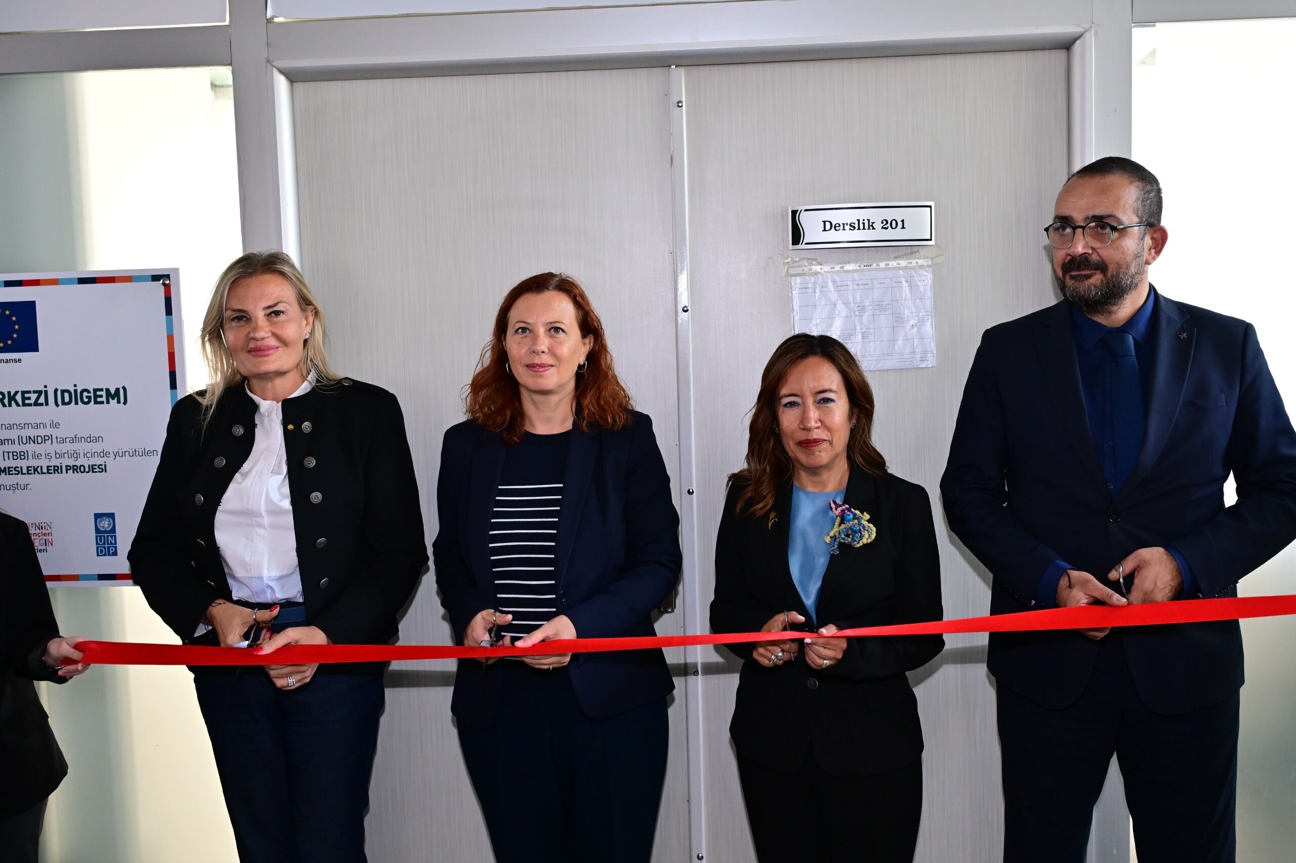 Manisa’da Dijital Gençlik Merkezi Açıldı (1)