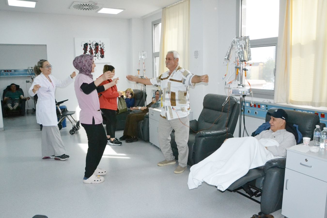 Manisa’da Kanser Hastalarına Müzikle Moral Verdiler (3)