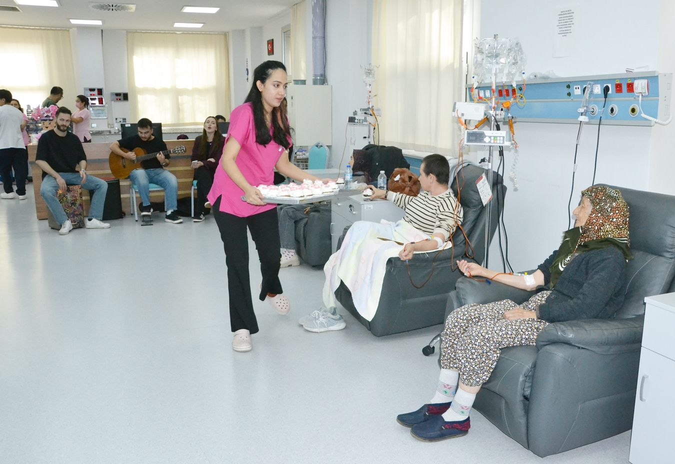 Manisa’da Kanser Hastalarına Müzikle Moral Verdiler (9)