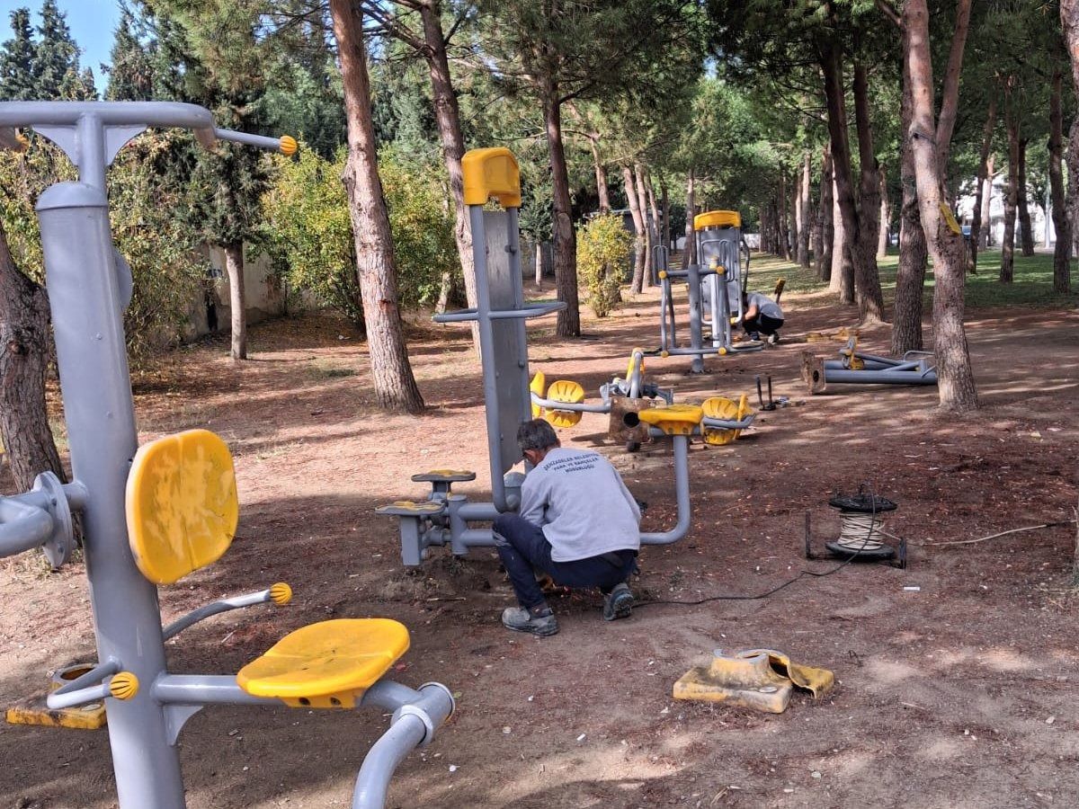 Manisa'da Parklar Yenileniyor, Spor Alanları Taşınıyor (1)