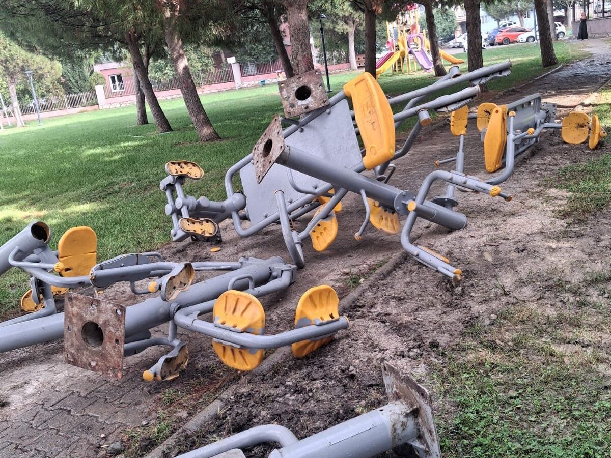 Manisa'da Parklar Yenileniyor, Spor Alanları Taşınıyor (2)