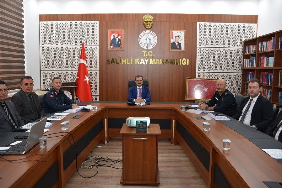 Salihli’de Metruk Yapılara Yönelik Çalışmalar Sürüyor (1)