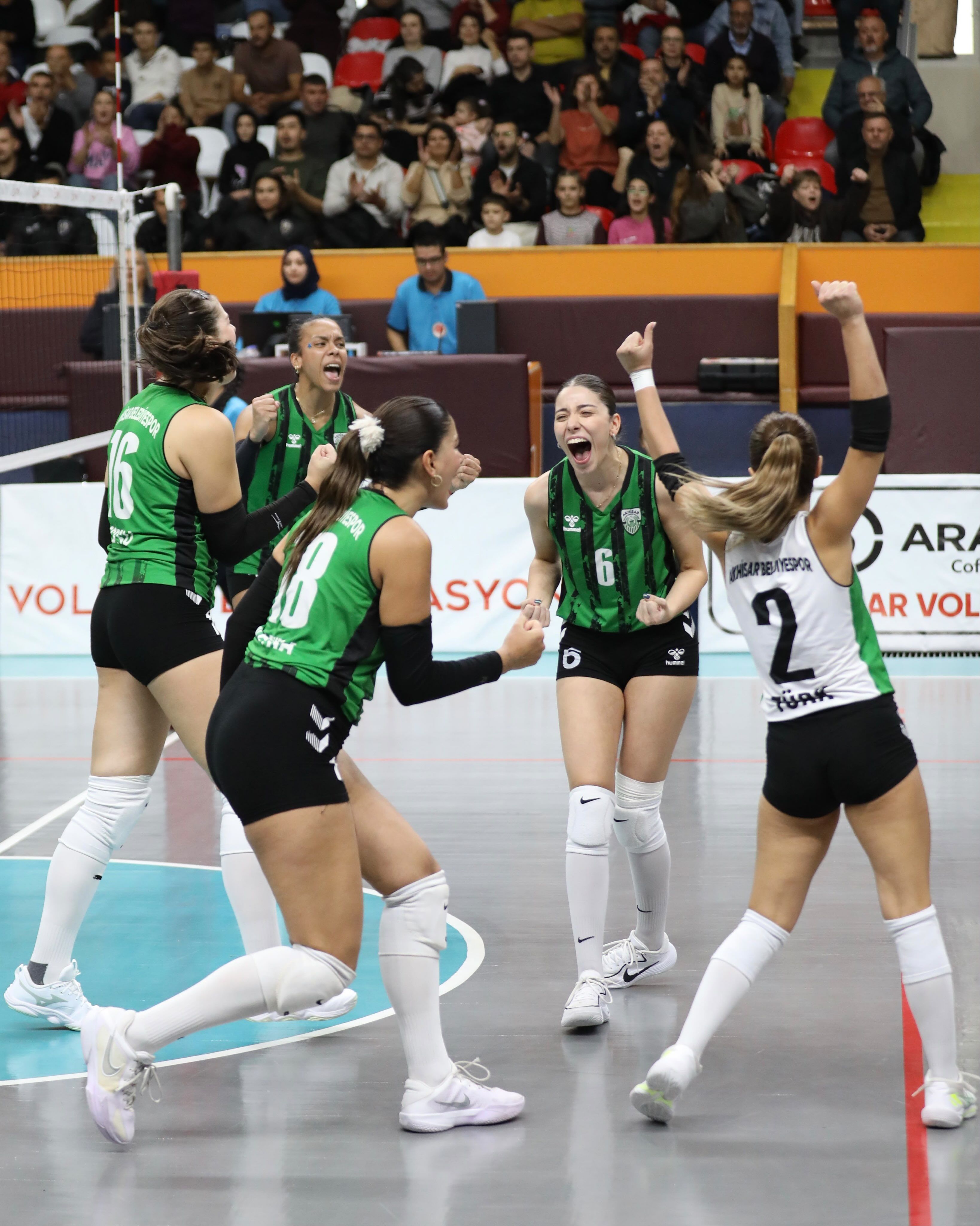 Akhisar'ın Sultanları evinde Karşıyaka'yı mağlup et-.1