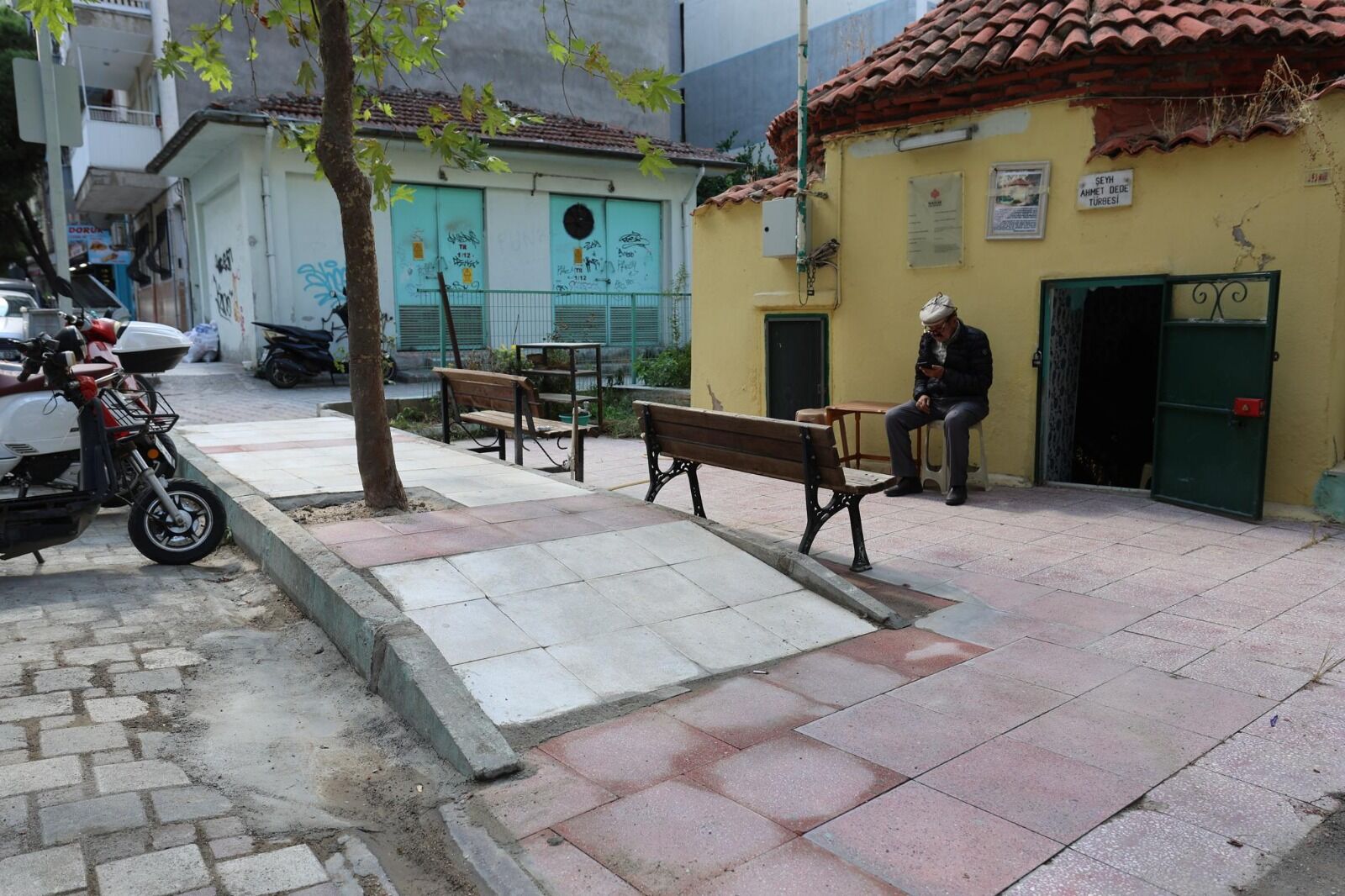 Tarihi Şeyh Ahmet Dede Türbesi’nin Kaldırımı Yenilendi! (1)