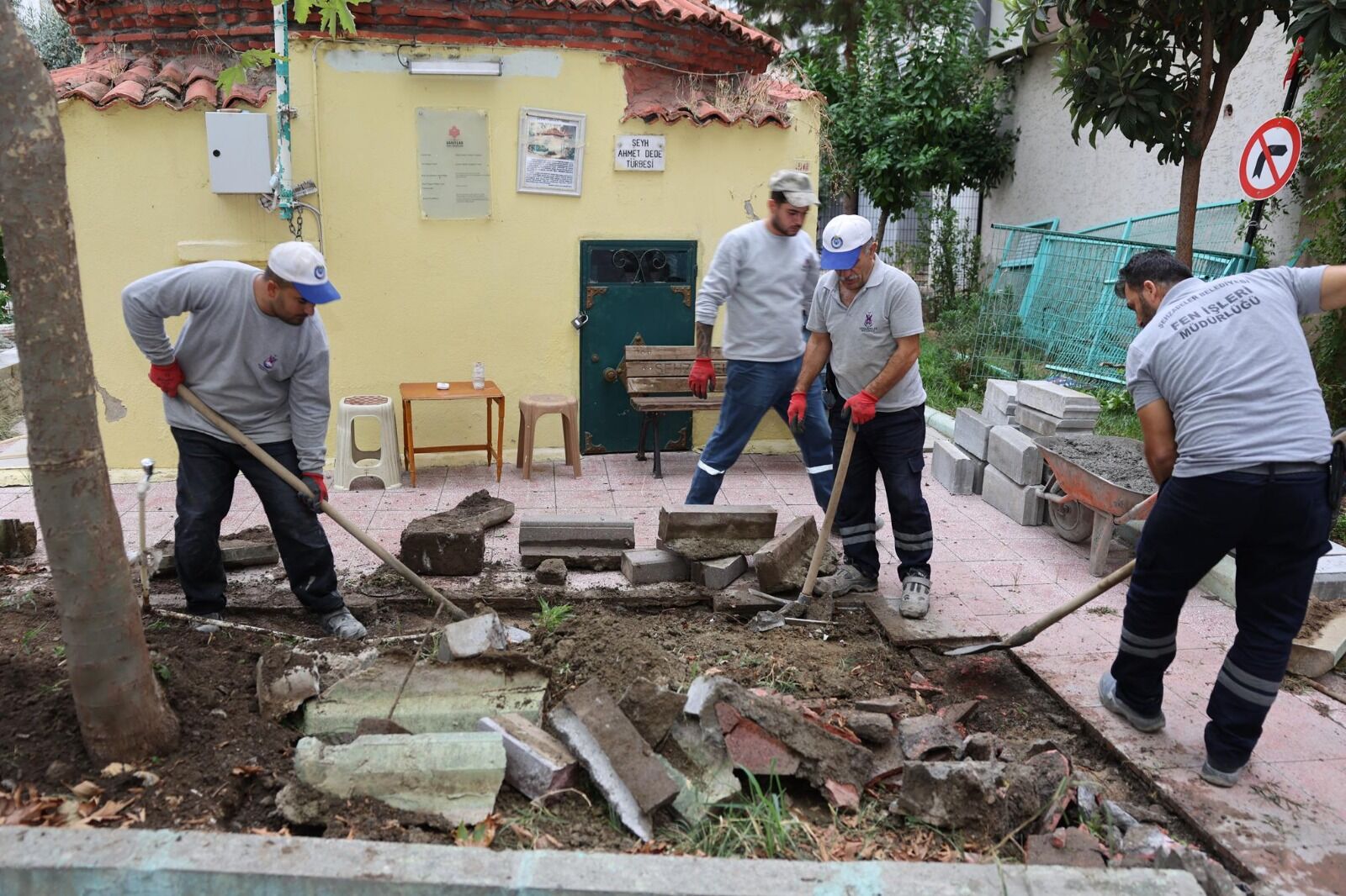 Tarihi Şeyh Ahmet Dede Türbesi’nin Kaldırımı Yenilendi! (2)