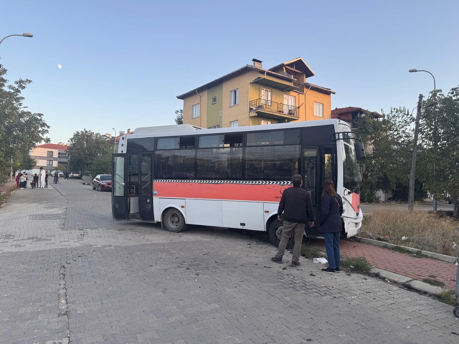 Uşak’ta Midibüs Ile Otomobil Çarpıştı Çok Sayıda Yaralı (2)