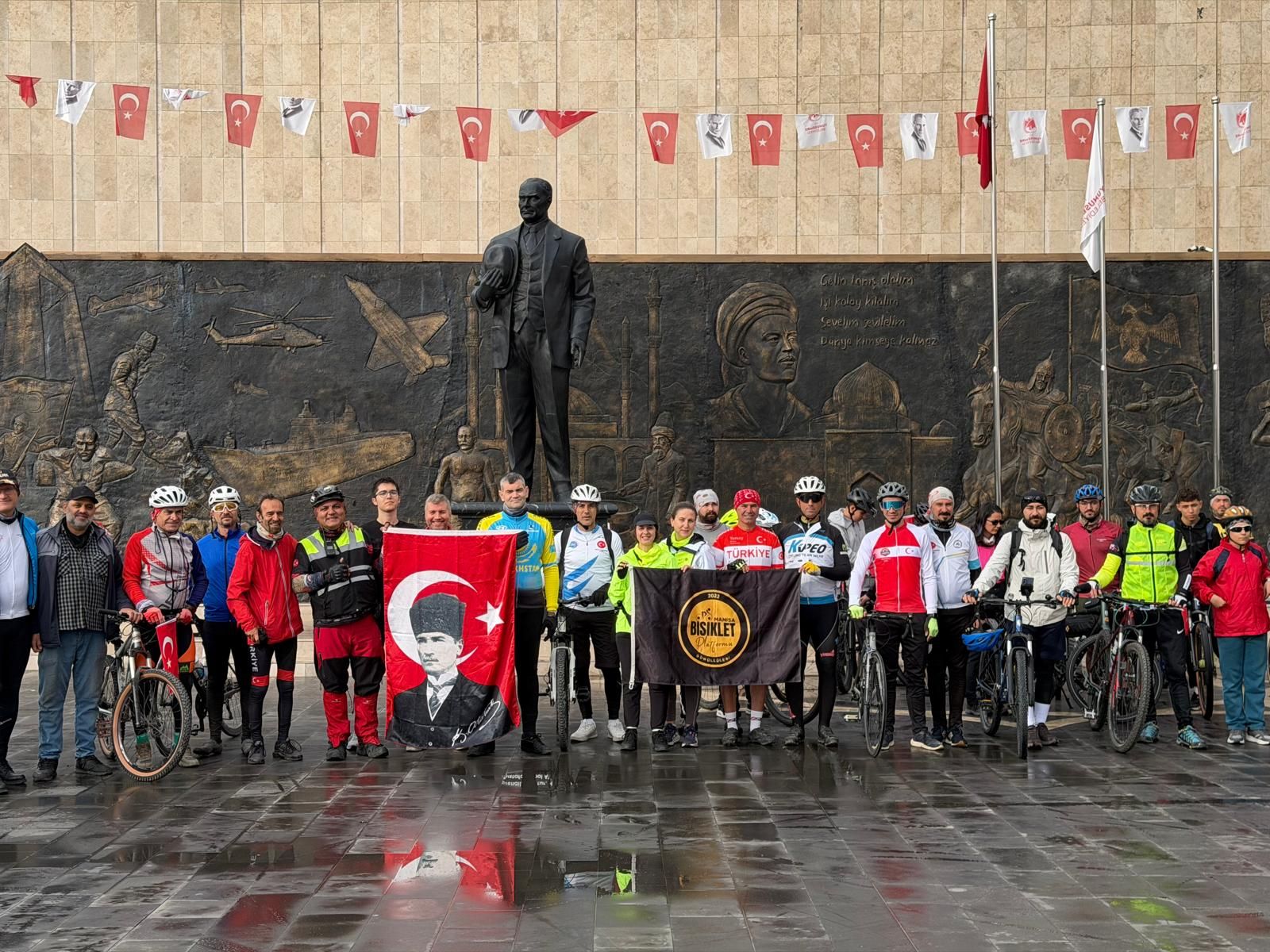 Yunusemre’de Cumhuriyet Için 103 Kilometre Pedal Çevirdiler! (3)